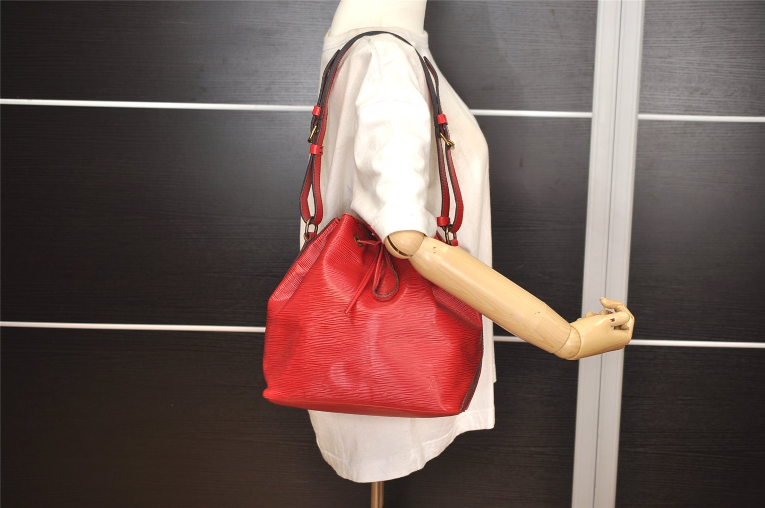 Authentic Louis Vuitton Epi Petit Noe Shoulder Drawstring Bag M44107 Red 5842J