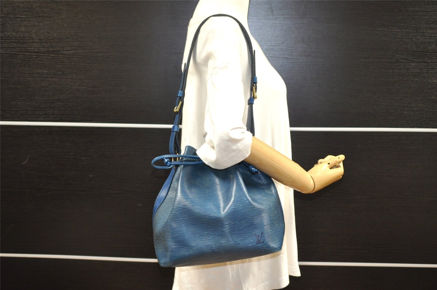 Authentic Louis Vuitton Epi Petit Noe Shoulder Drawstring Bag M44105 Blue 5883I