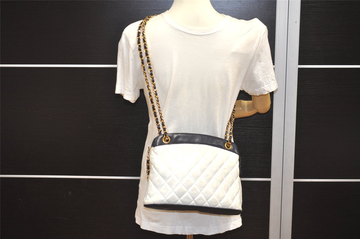 Authentic CHANEL Calf Skin Matelasse Chain Shoulder Cross Bag White CC 5905I