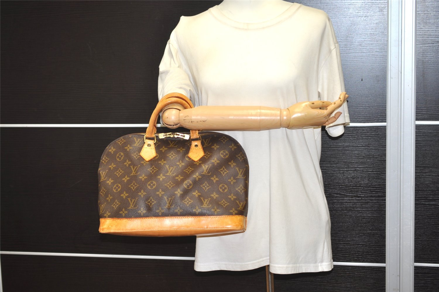 Authentic Louis Vuitton Monogram Alma Hand Bag Purse M51130 LV 5933J
