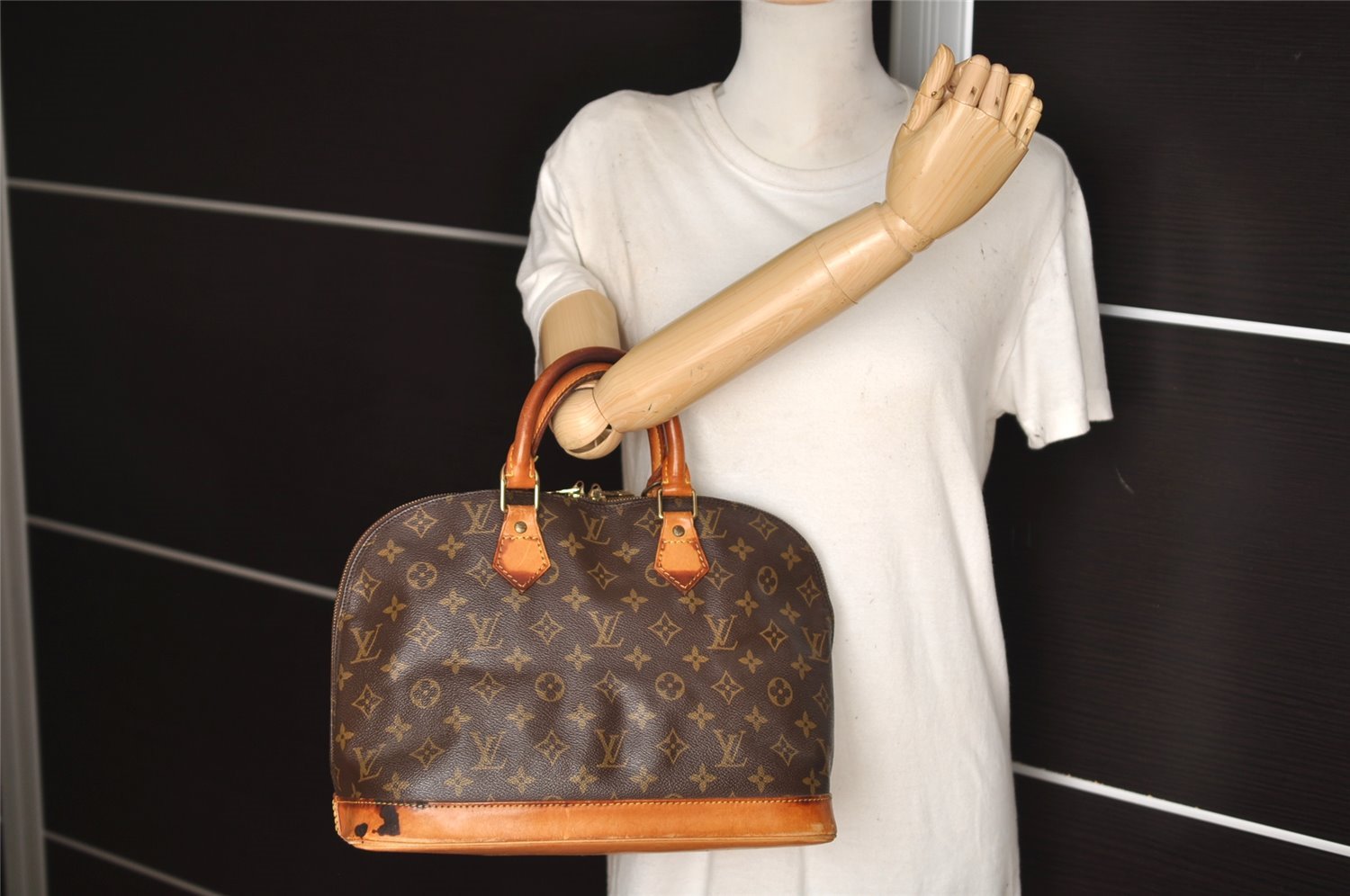 Authentic Louis Vuitton Monogram Alma Hand Bag Purse M51130 LV 5935J