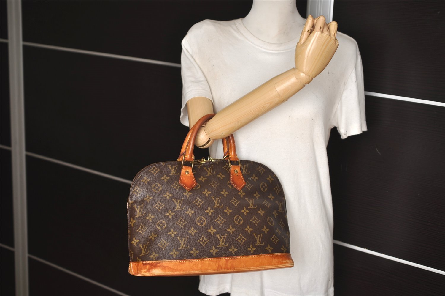 Authentic Louis Vuitton Monogram Alma Hand Bag Purse M51130 LV 5943J