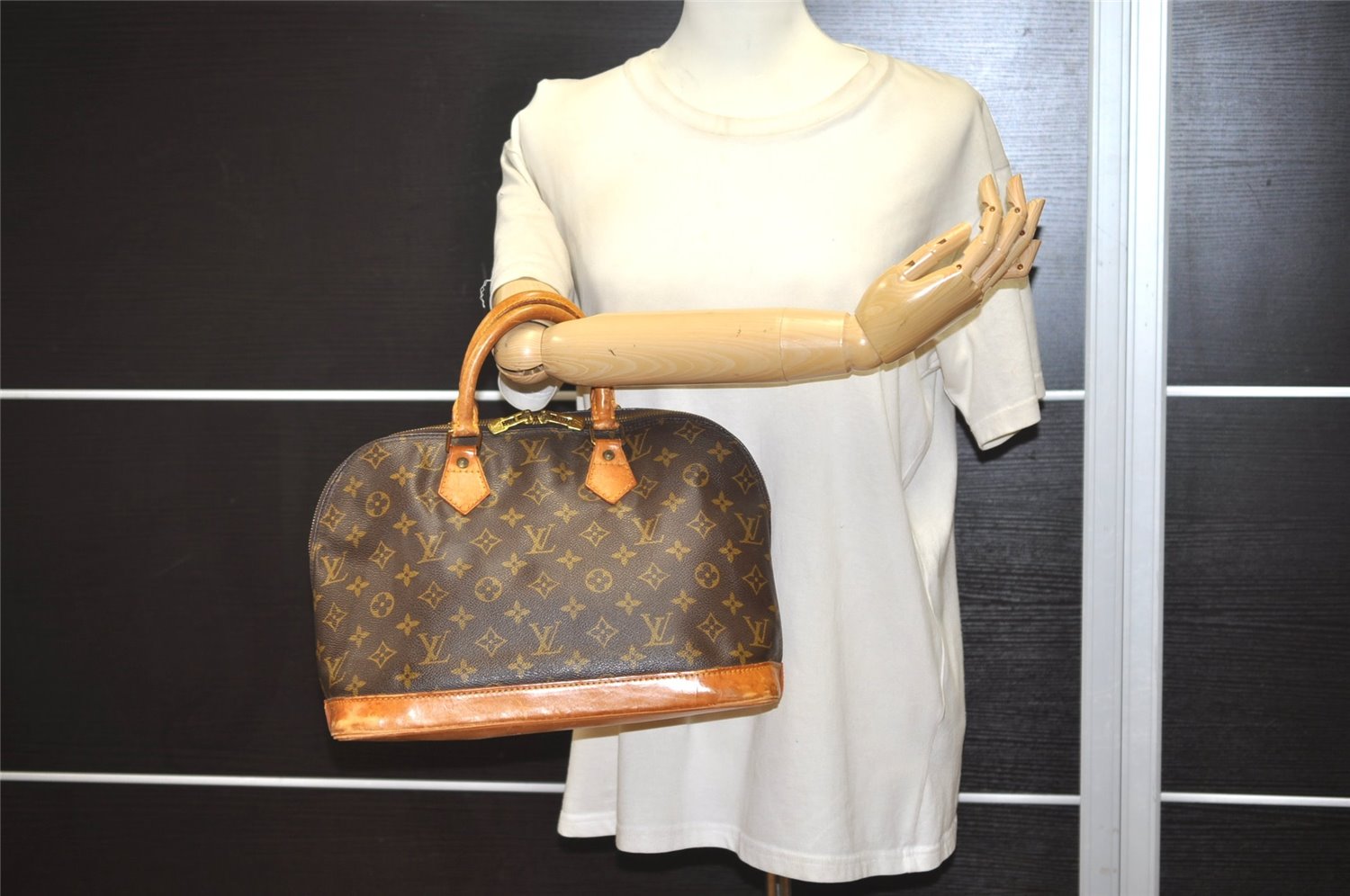 Authentic Louis Vuitton Monogram Alma Hand Bag Purse M51130 LV 5956J