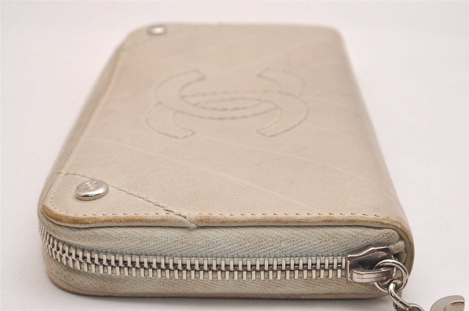 Authentic CHANEL Calf Skin V Stitch Vintage Long Wallet Purse White CC 5987J