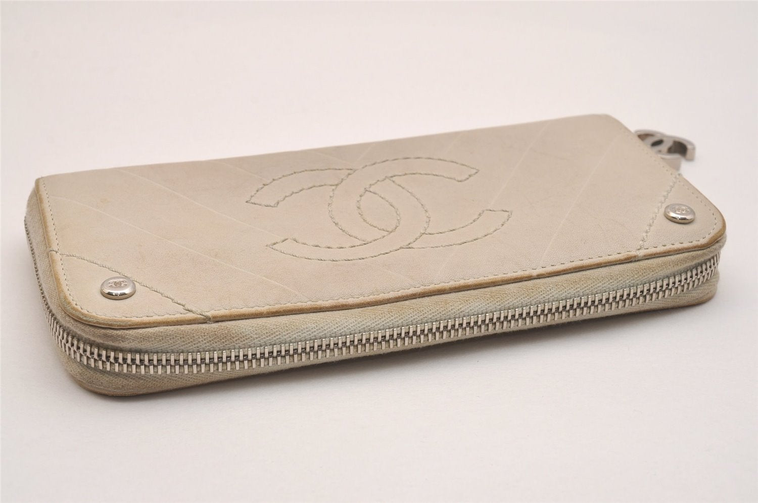 Authentic CHANEL Calf Skin V Stitch Vintage Long Wallet Purse White CC 5987J