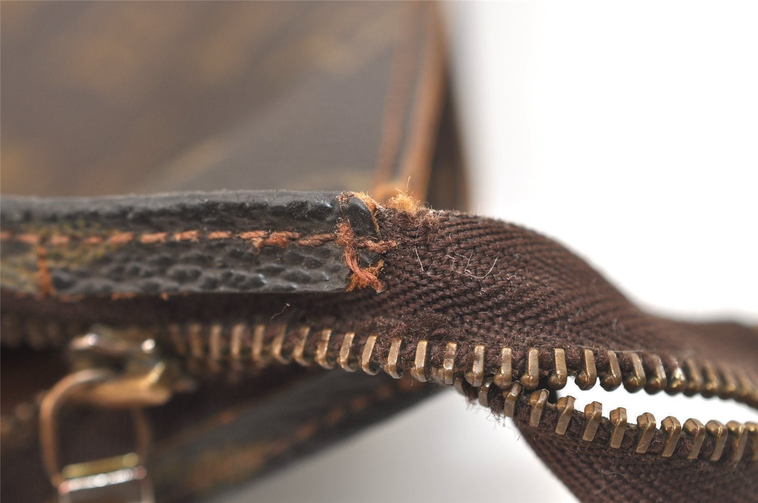 Authentic Louis Vuitton Monogram Poche Toilette 26 Pouch Old Model Junk 6026J