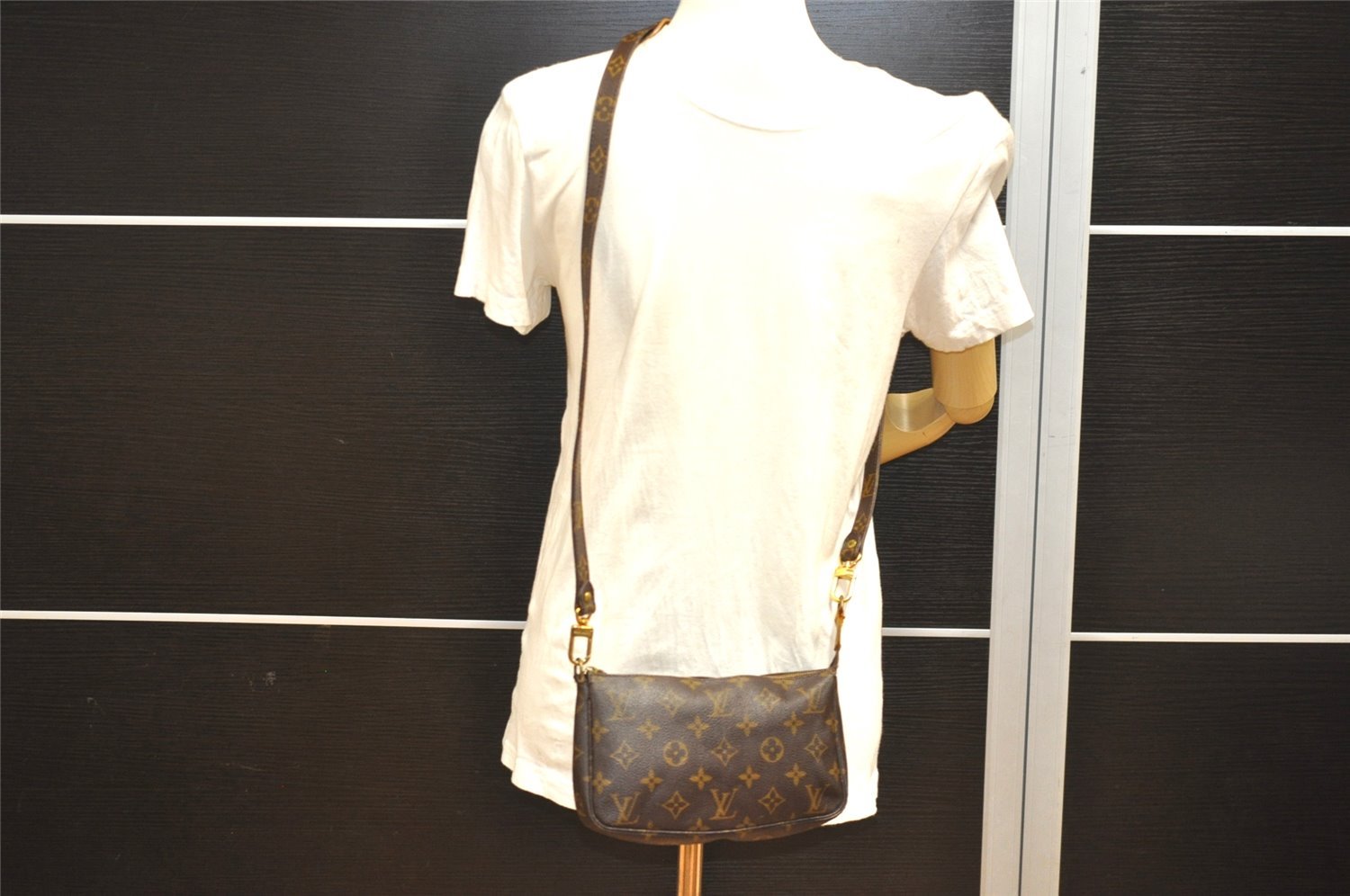 Authentic Louis Vuitton Monogram Pochette Accessoires Shoulder Cross Pouch 6040I