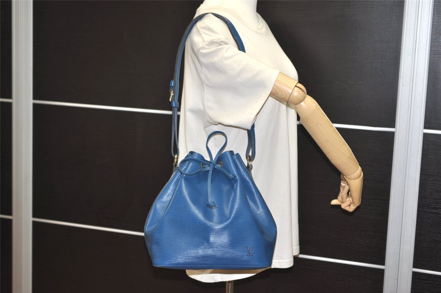 Authentic Louis Vuitton Epi Petit Noe Shoulder Drawstring Bag M44105 Blue 6045J