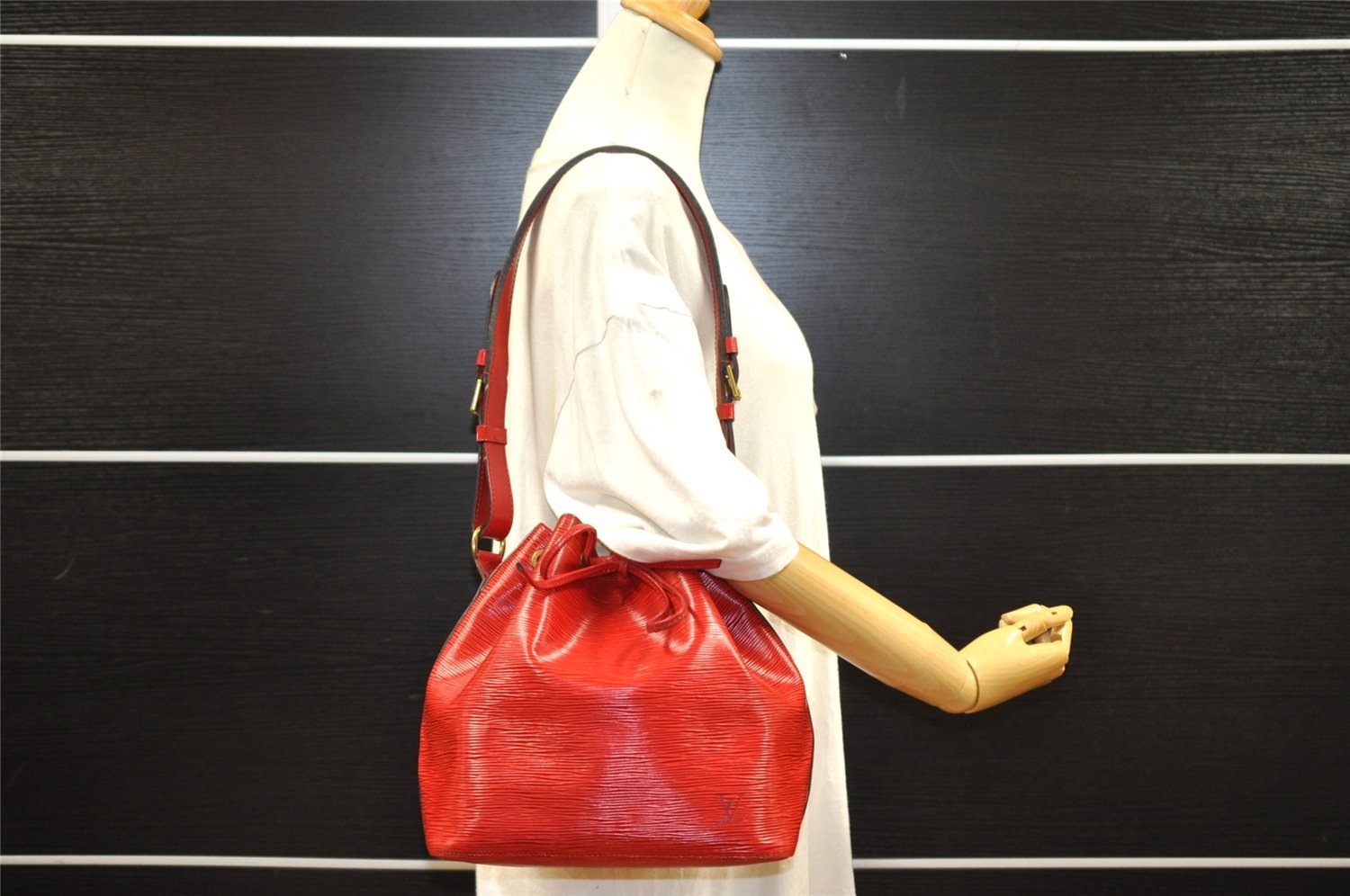 Authentic Louis Vuitton Epi Petit Noe Shoulder Drawstring Bag M44107 Red 6051I