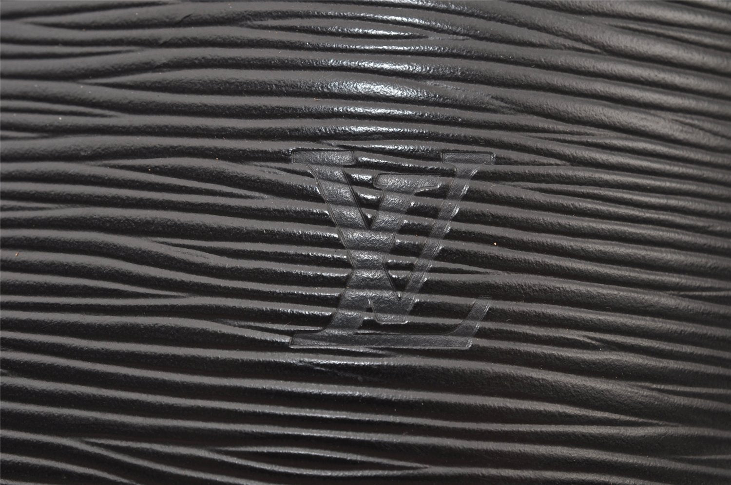 Authentic Louis Vuitton Epi Cluny Shoulder Bag Purse Black M52252 LV 6113J