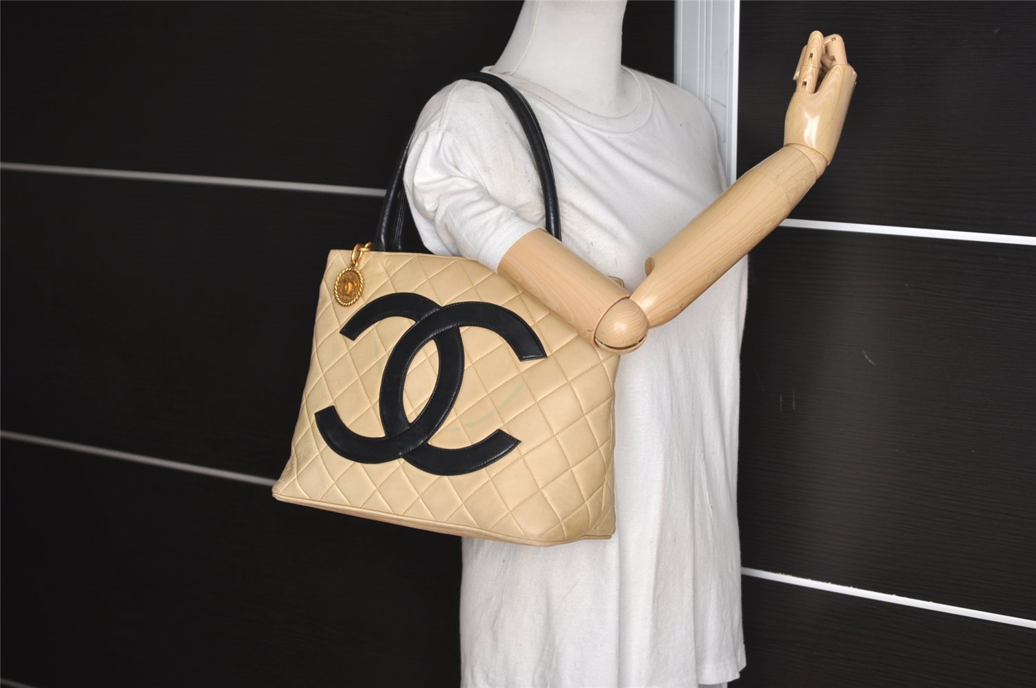 Authentic CHANEL Calf Skin Medallion CC Logo Shoulder Tote Bag Beige 6129J