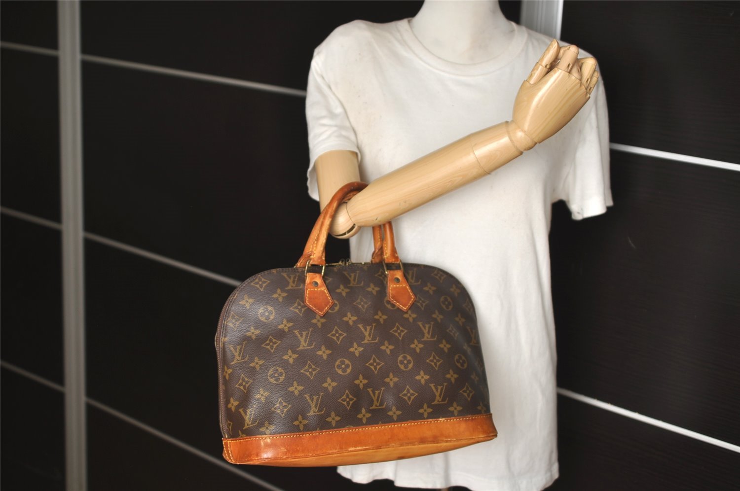 Authentic Louis Vuitton Monogram Alma Hand Bag Purse M51130 LV 6135J