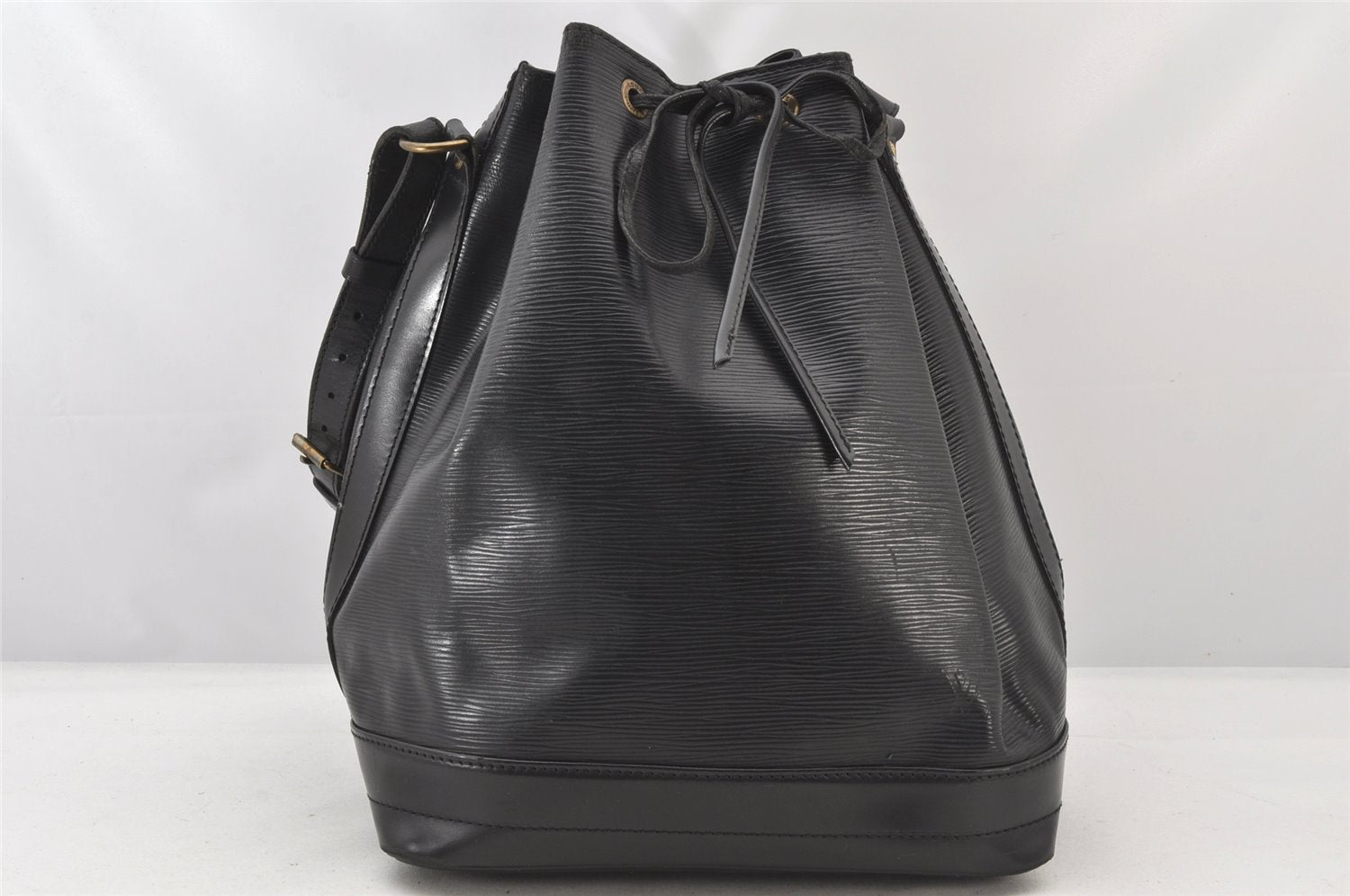 Authentic Louis Vuitton Epi Noe Shoulder Drawstring Bag Black M59002 LV 6151K