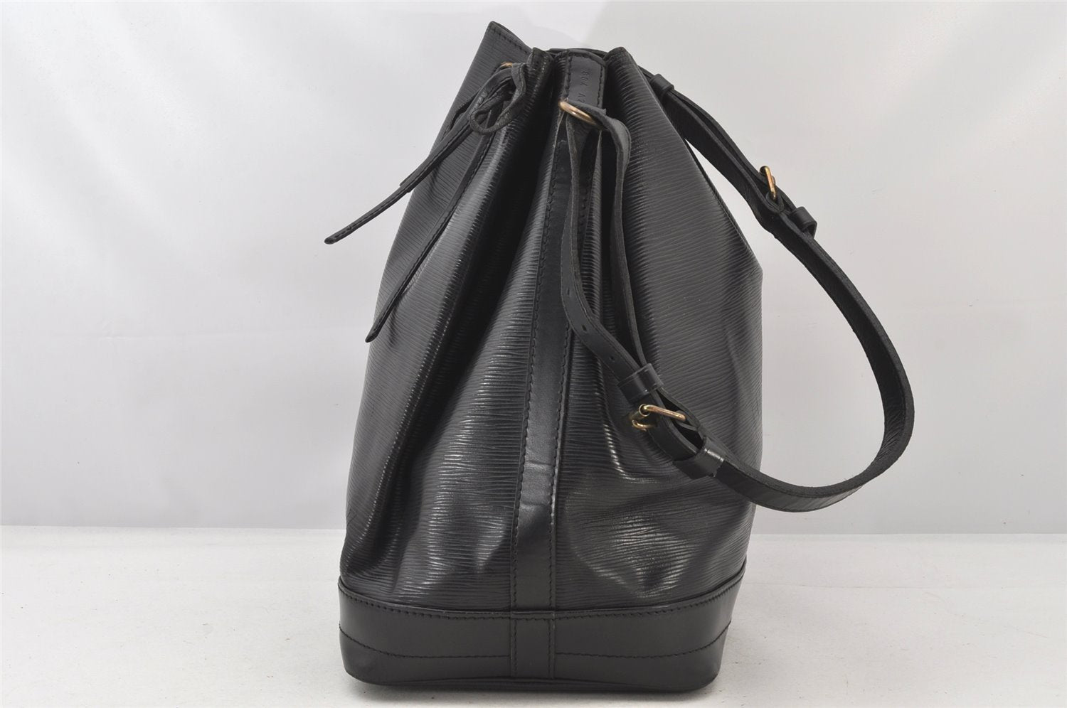 Authentic Louis Vuitton Epi Noe Shoulder Drawstring Bag Black M59002 LV 6151K