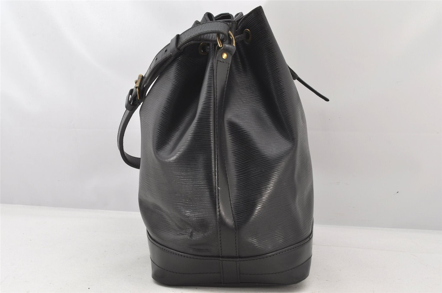 Authentic Louis Vuitton Epi Noe Shoulder Drawstring Bag Black M59002 LV 6151K