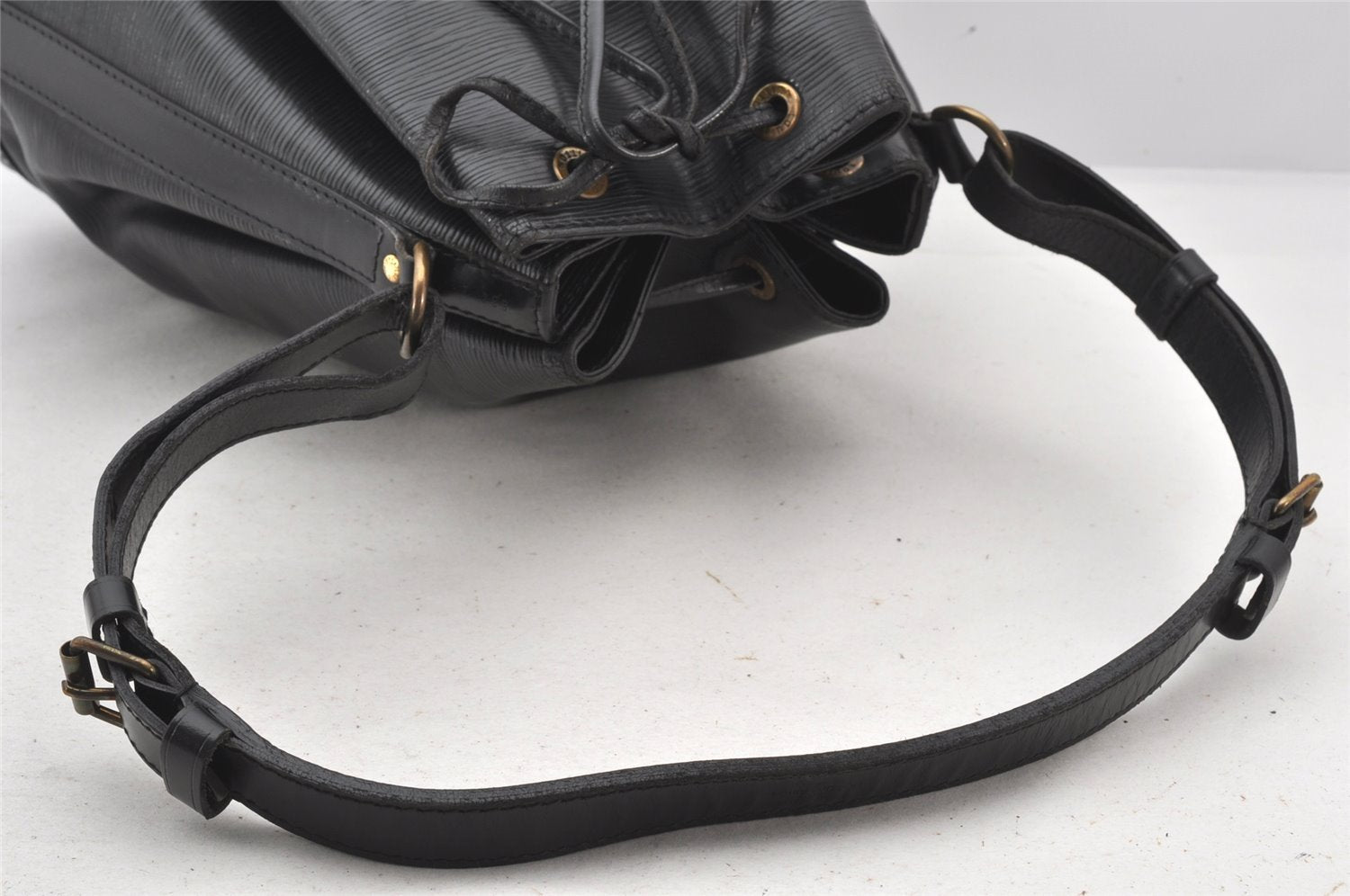 Authentic Louis Vuitton Epi Noe Shoulder Drawstring Bag Black M59002 LV 6151K