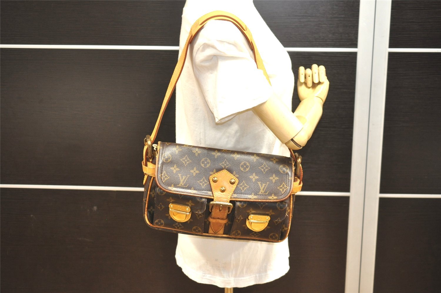 Authentic Louis Vuitton Monogram Hudson PM Shoulder Bag Purse M40027 LV 6159I