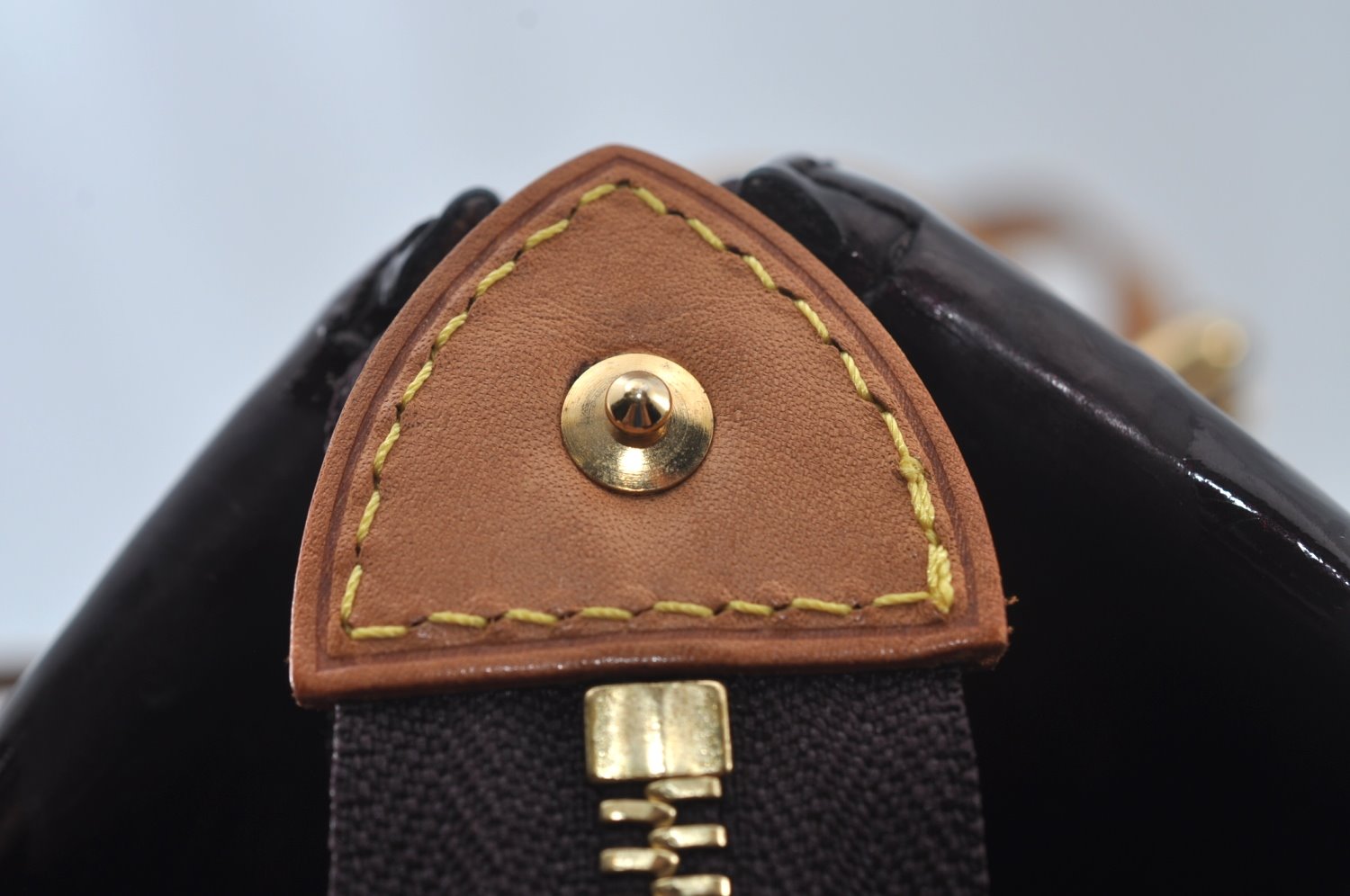 Auth Louis Vuitton Vernis Rose Wood Avenue Shoulder Bag Wine Red M93510 LV 6161J