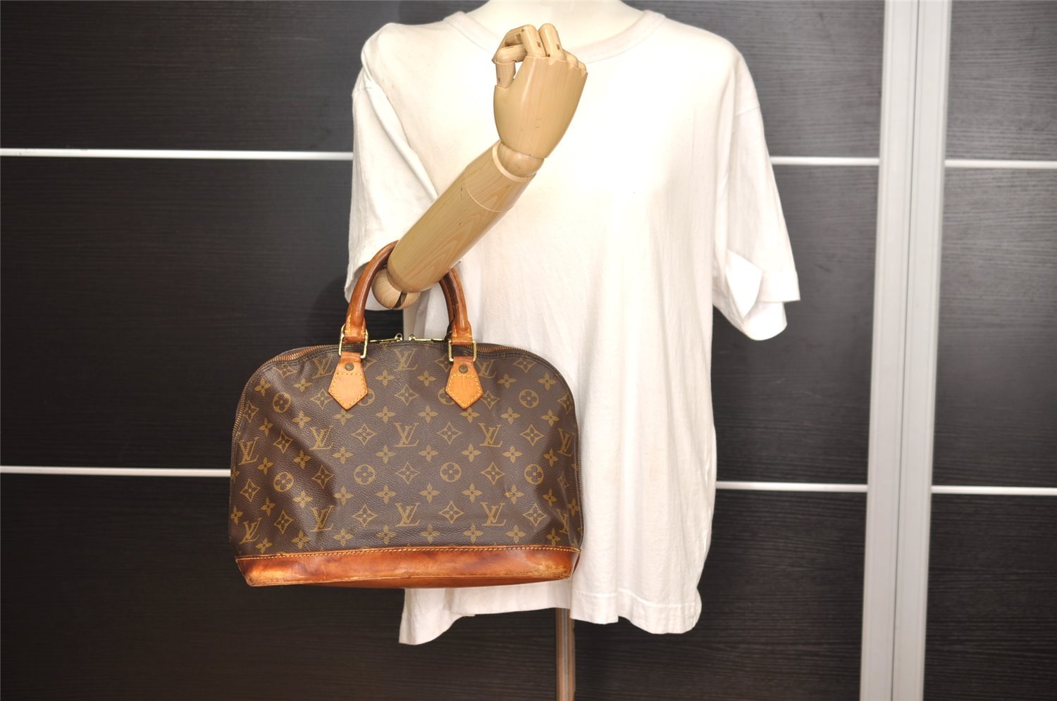Authentic Louis Vuitton Monogram Alma Hand Bag Purse M51130 LV 6174J