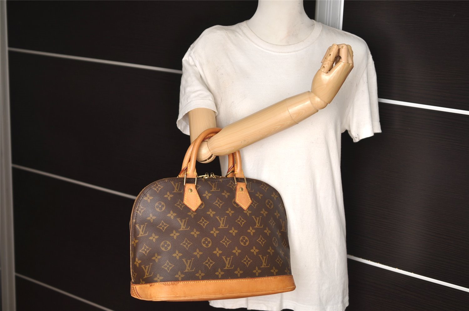 Authentic Louis Vuitton Monogram Alma Hand Bag Purse M51130 LV 6186I
