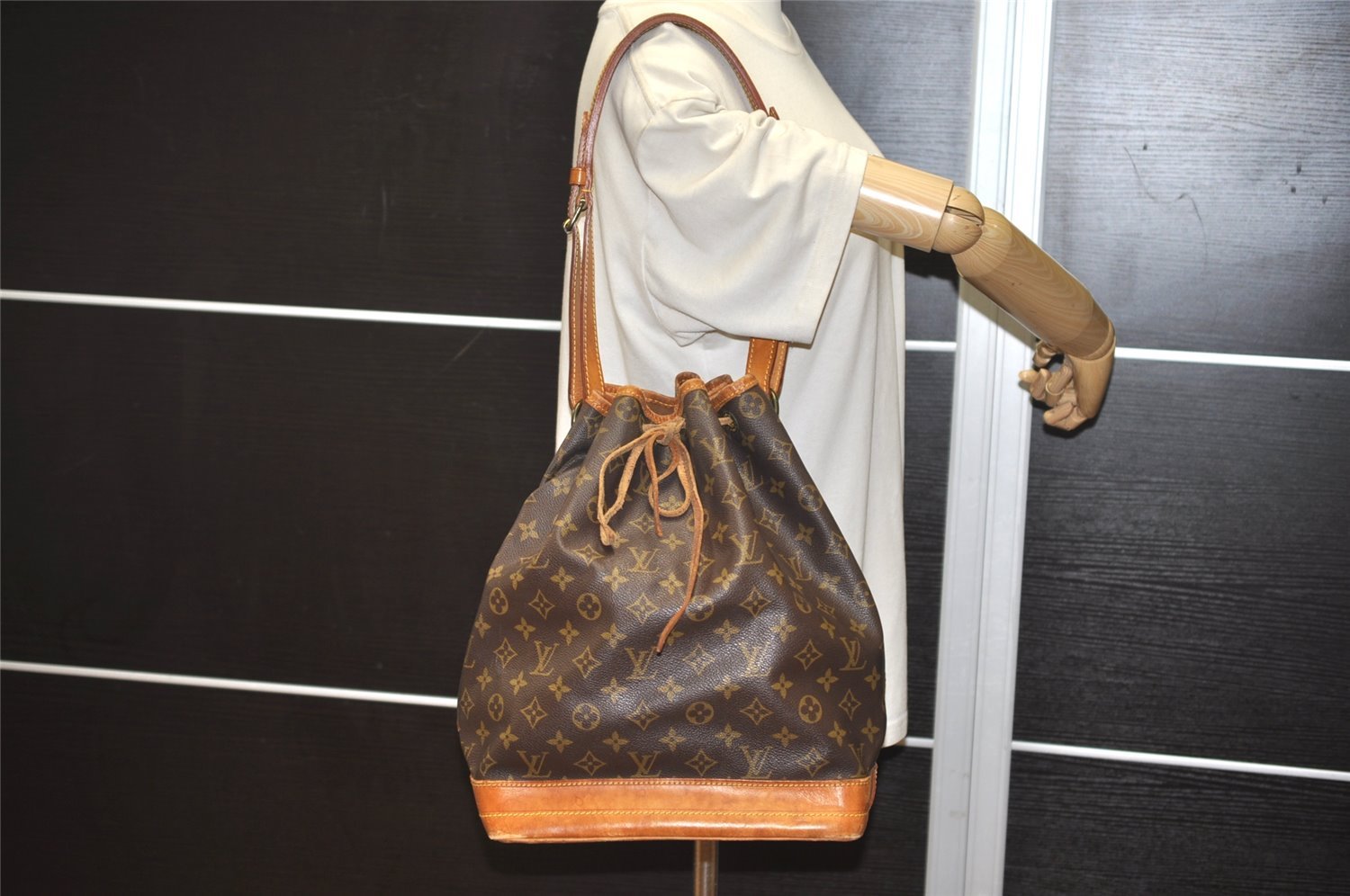 Authentic Louis Vuitton Monogram Noe Shoulder Drawstring Bag M42224 LV 6187J