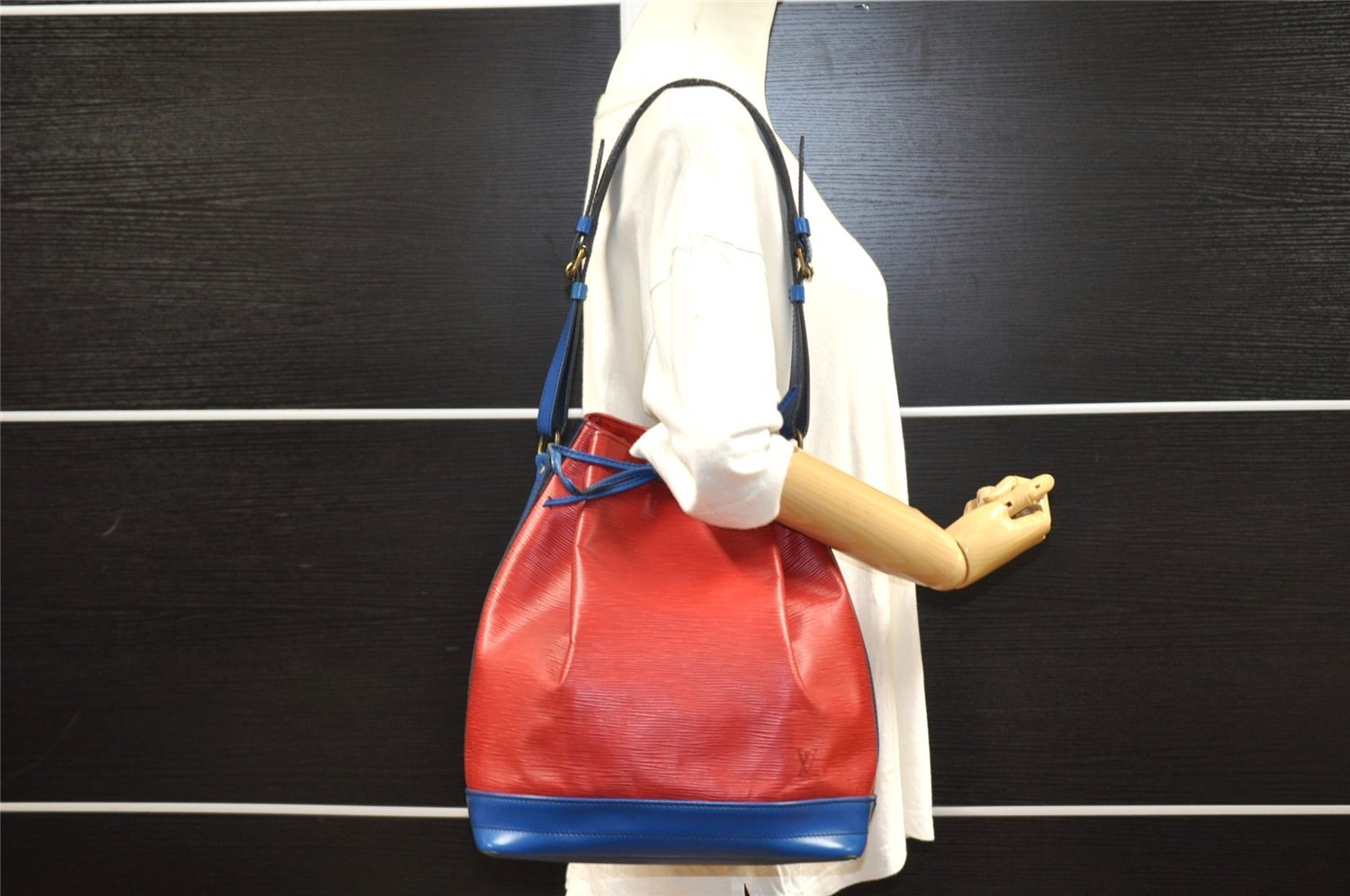 Authentic Louis Vuitton Epi Noe Bi-color Red x Blue M44084 Drawstring Bag 6192I