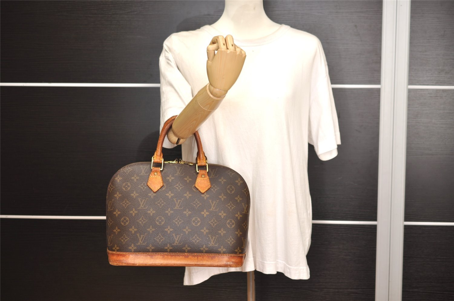 Authentic Louis Vuitton Monogram Alma Hand Bag Purse M51130 LV 6208J