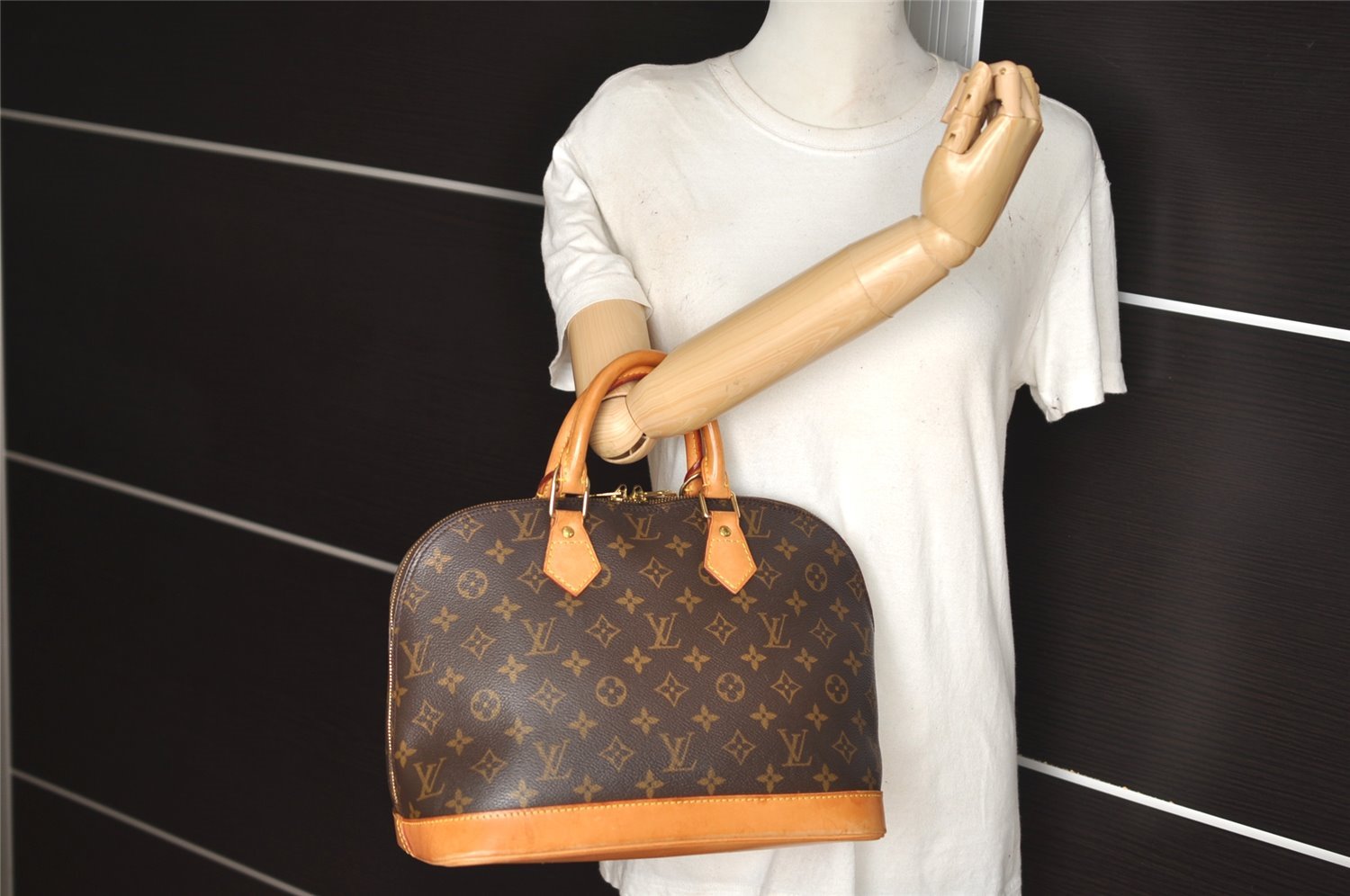 Authentic Louis Vuitton Monogram Alma Hand Bag Purse M51130 LV 6221I