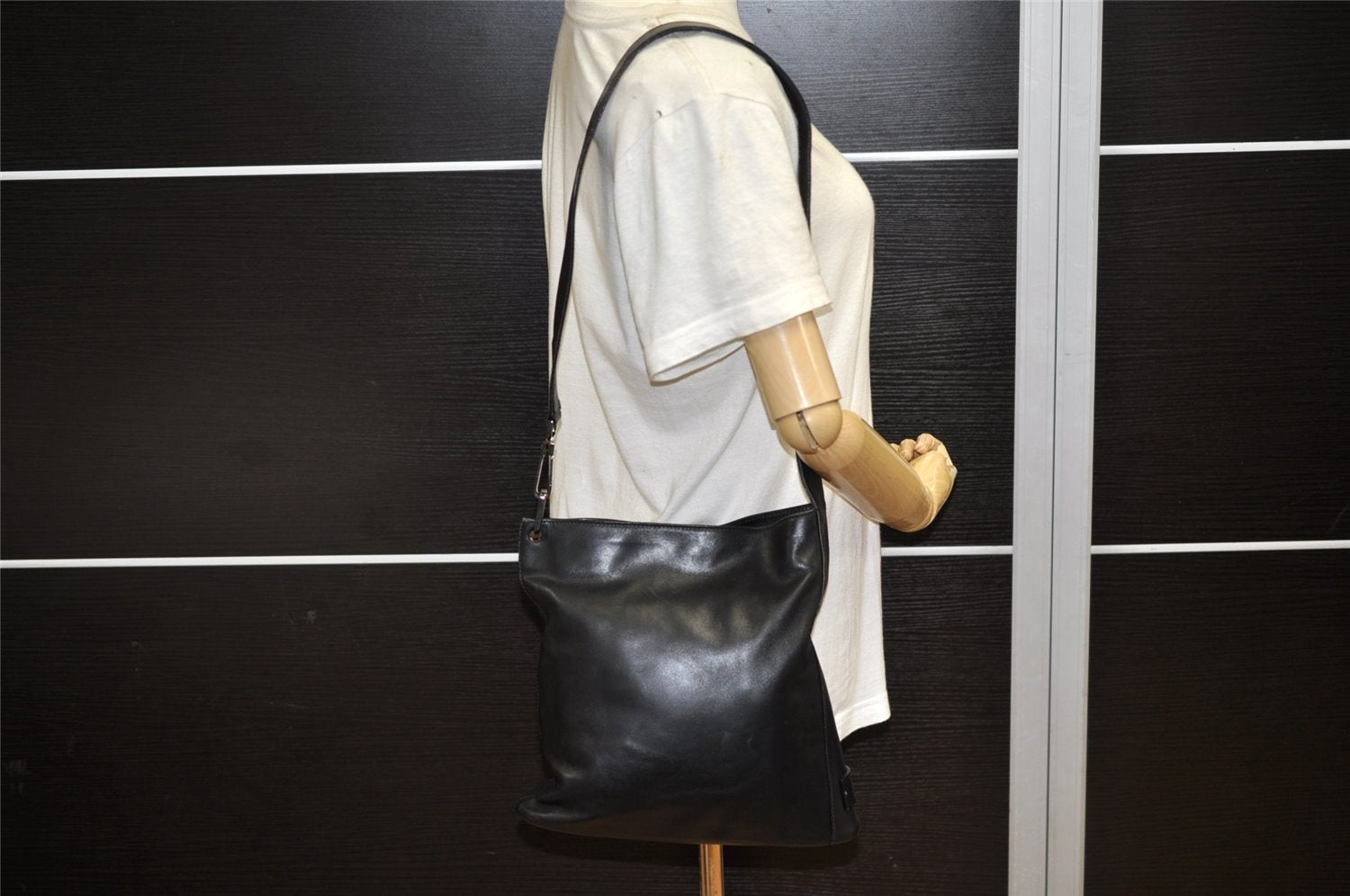 Authentic GUCCI Vintage Shoulder Cross Body Bag Purse Leather 91761 Black 6256K