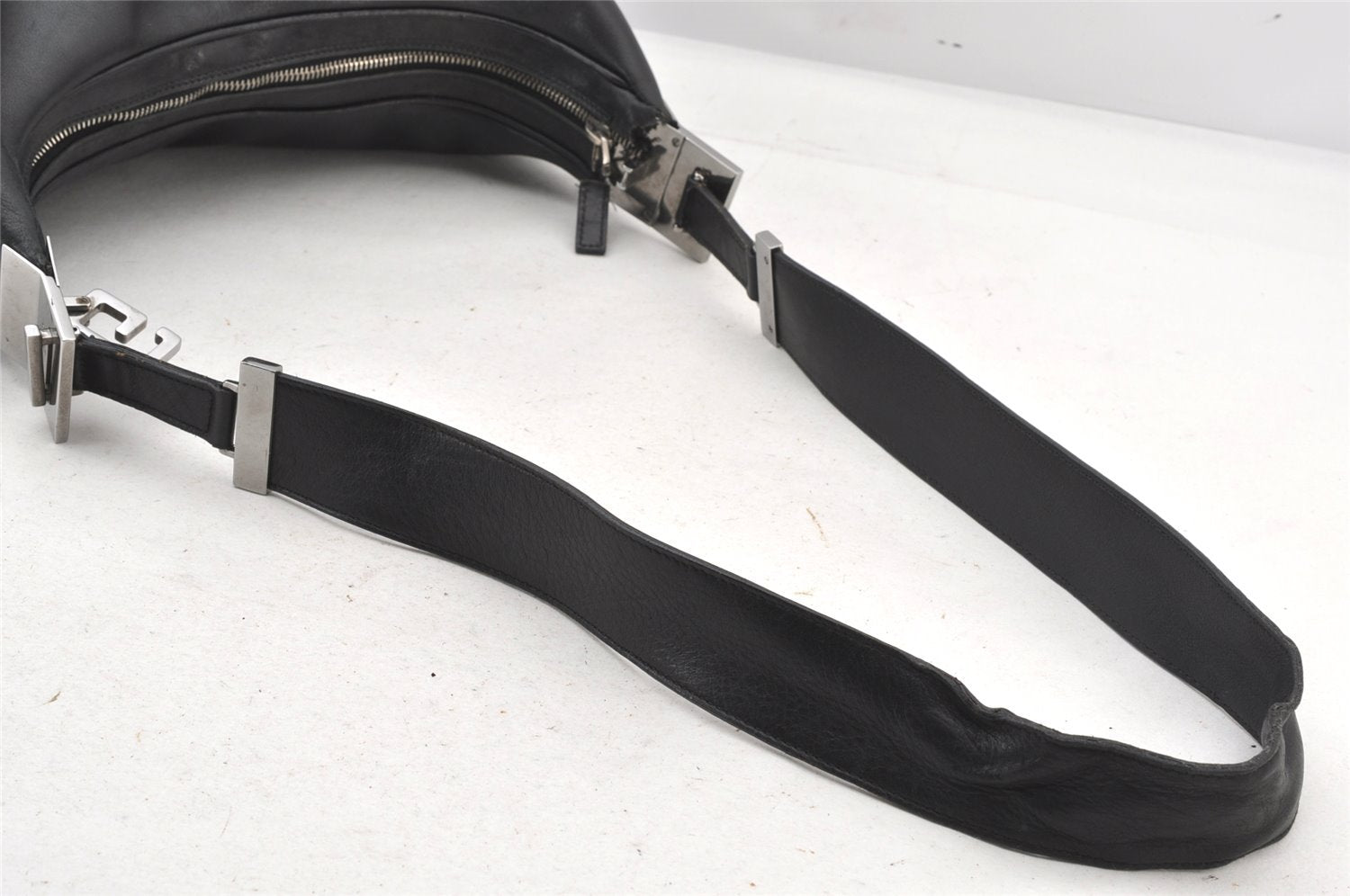 Authentic GUCCI Vintage Shoulder Bag Purse Leather 0013341 Black 6279K