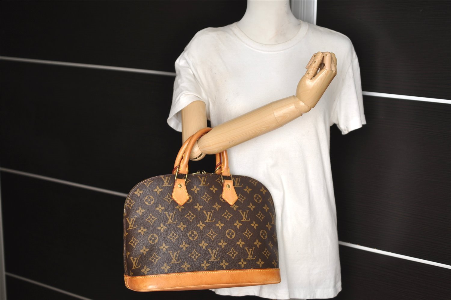 Authentic Louis Vuitton Monogram Alma Hand Bag Purse M51130 LV 6281I