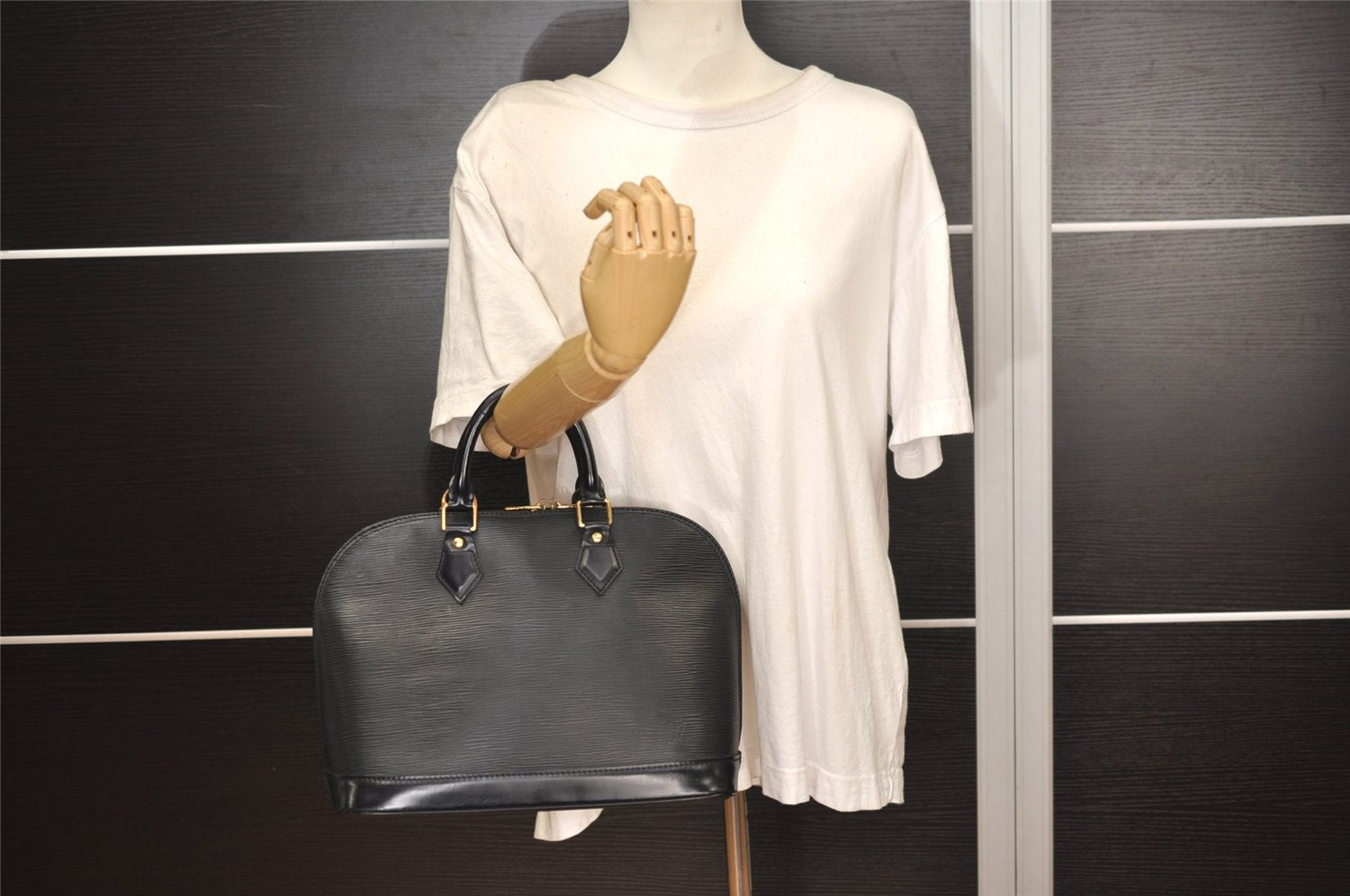 Authentic Louis Vuitton Epi Alma PM Hand Bag Black M40302 LV 6332J