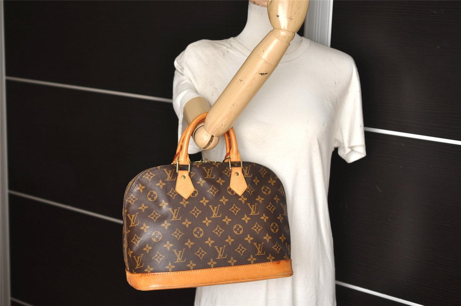 Authentic Louis Vuitton Monogram Alma Hand Bag Purse M51130 LV 6399K