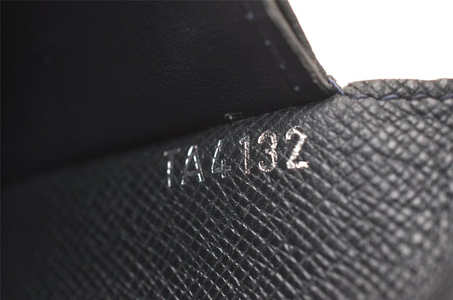 Authentic Louis Vuitton Taiga Portefeuille Ron Long Wallet Black M32662 LV 6401J