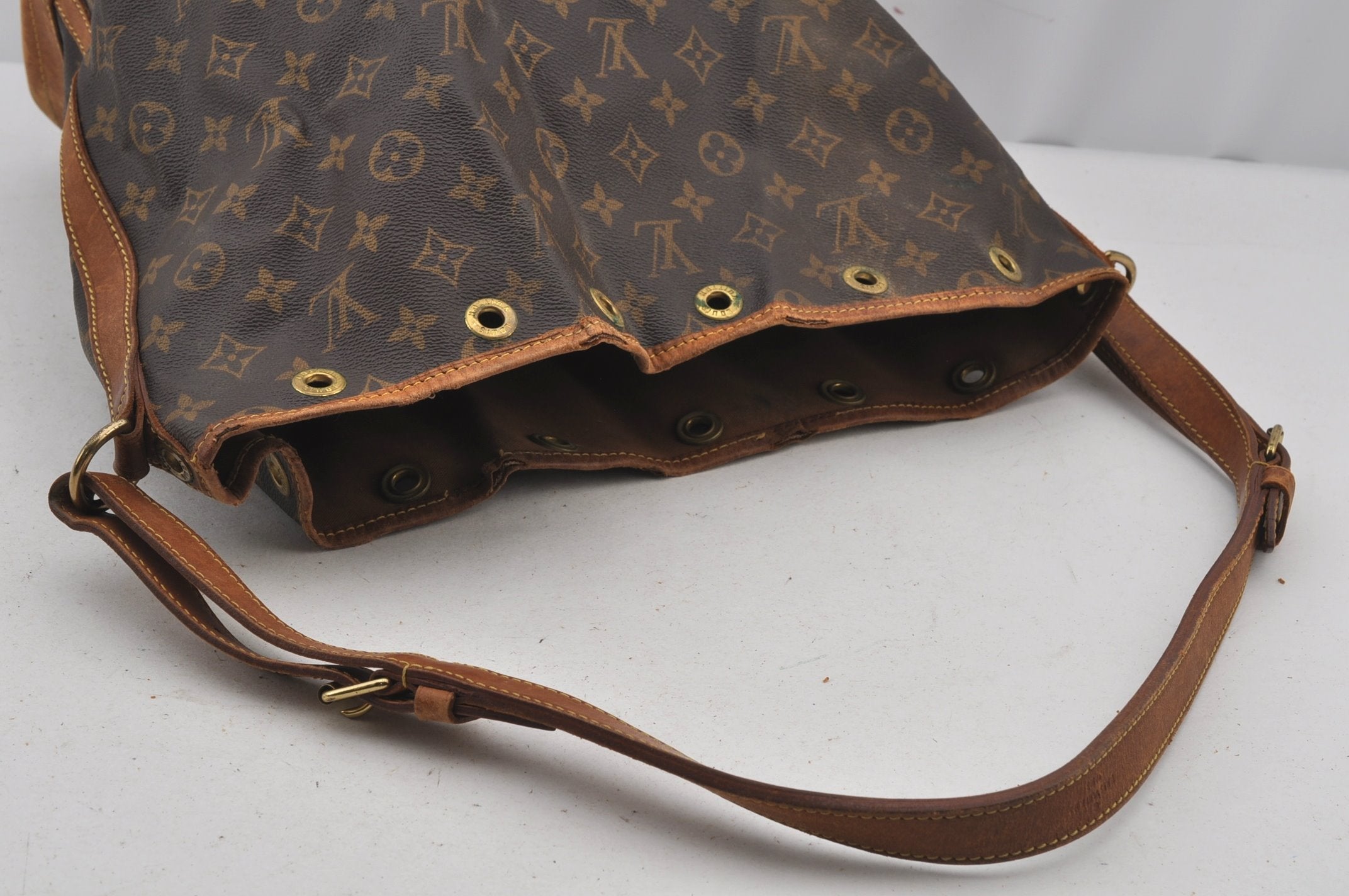 Authentic Louis Vuitton Monogram Noe Shoulder Drawstring Bag M42224 LV 6427J