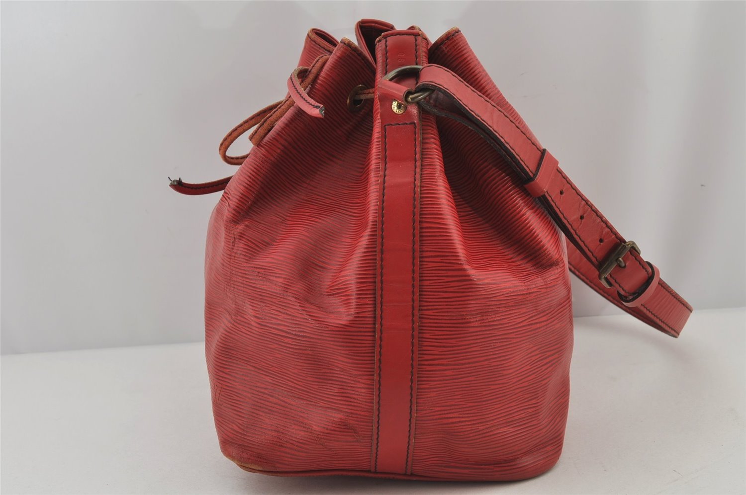 Authentic Louis Vuitton Epi Petit Noe Shoulder Drawstring Bag M44107 Red 6449J
