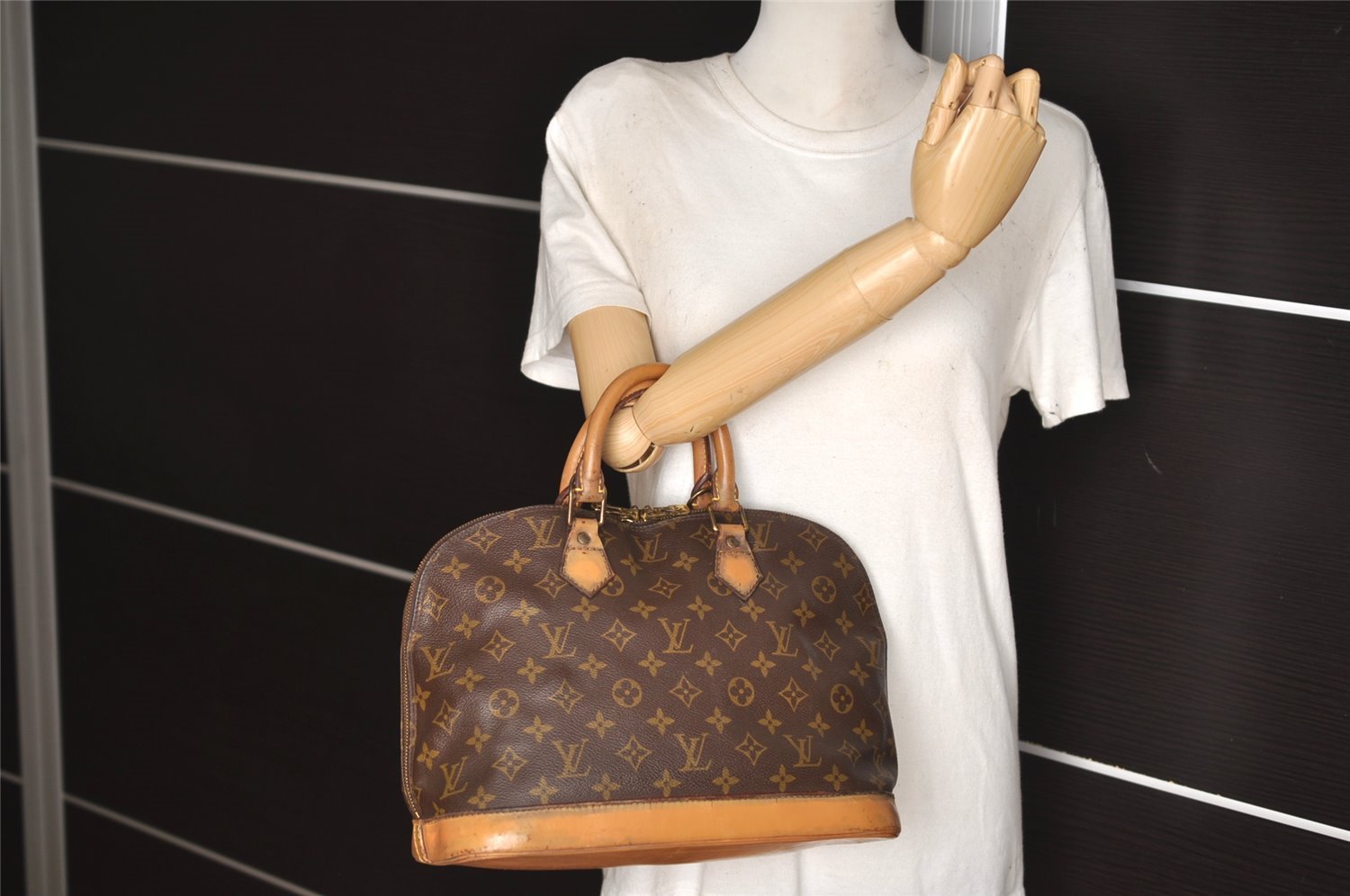 Authentic Louis Vuitton Monogram Alma Hand Bag Purse M51130 LV 6454J