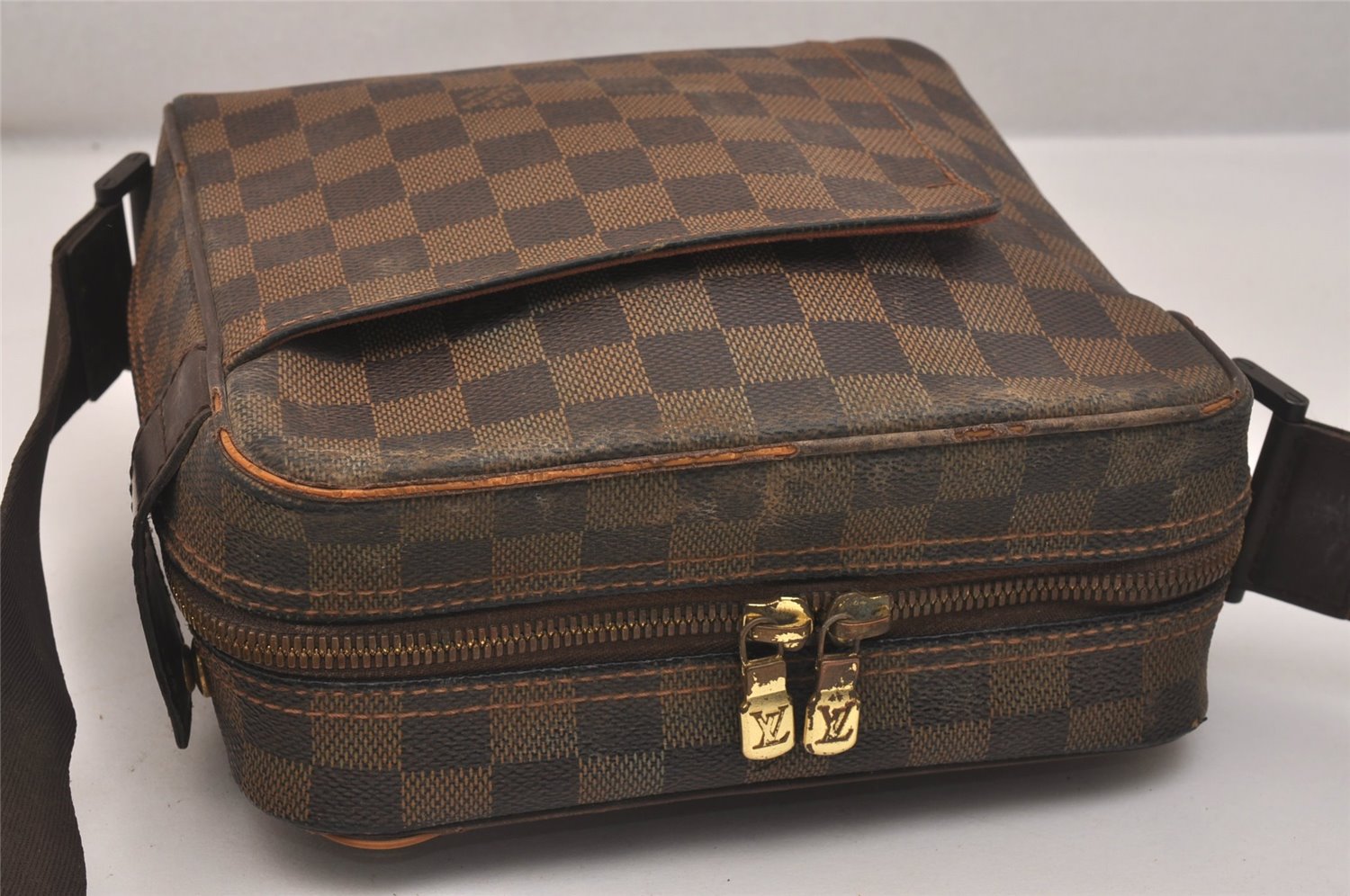 Authentic Louis Vuitton Damier Olav PM Shoulder Cross Body Bag N41442 LV 6493J