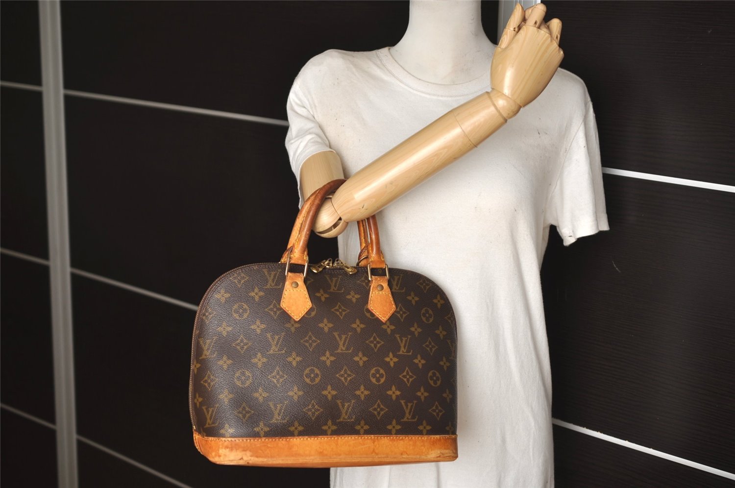 Authentic Louis Vuitton Monogram Alma Hand Bag Purse M51130 LV 6496J
