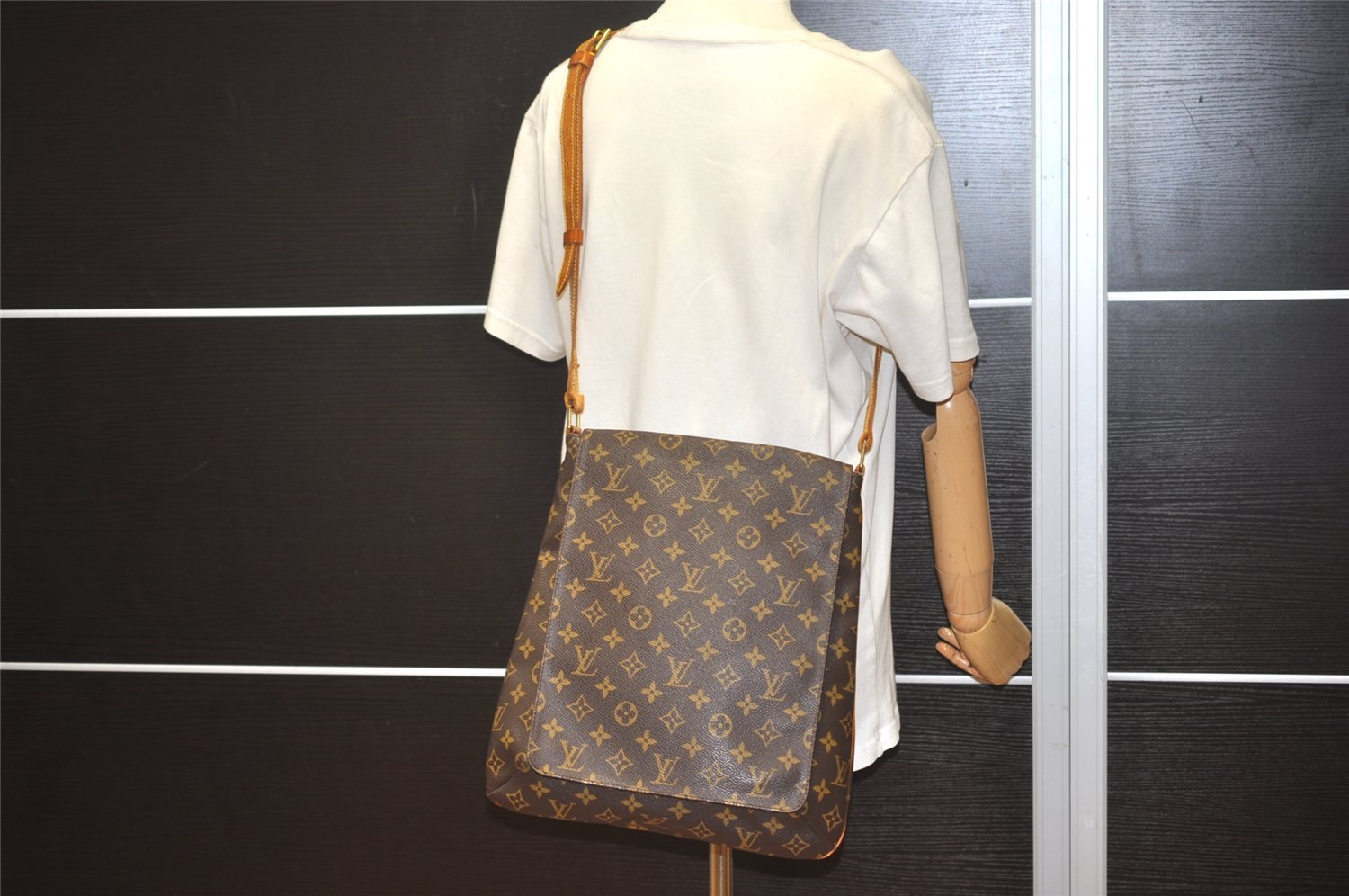 Authentic Louis Vuitton Monogram Musette Shoulder Cross Body Bag M51256 LV 6667I