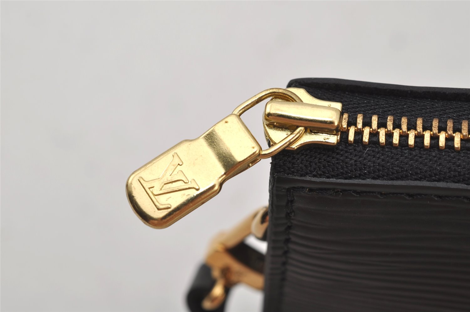 Authentic Louis Vuitton Epi Pochette Accessoires Pouch Black M52952 LV 6809J