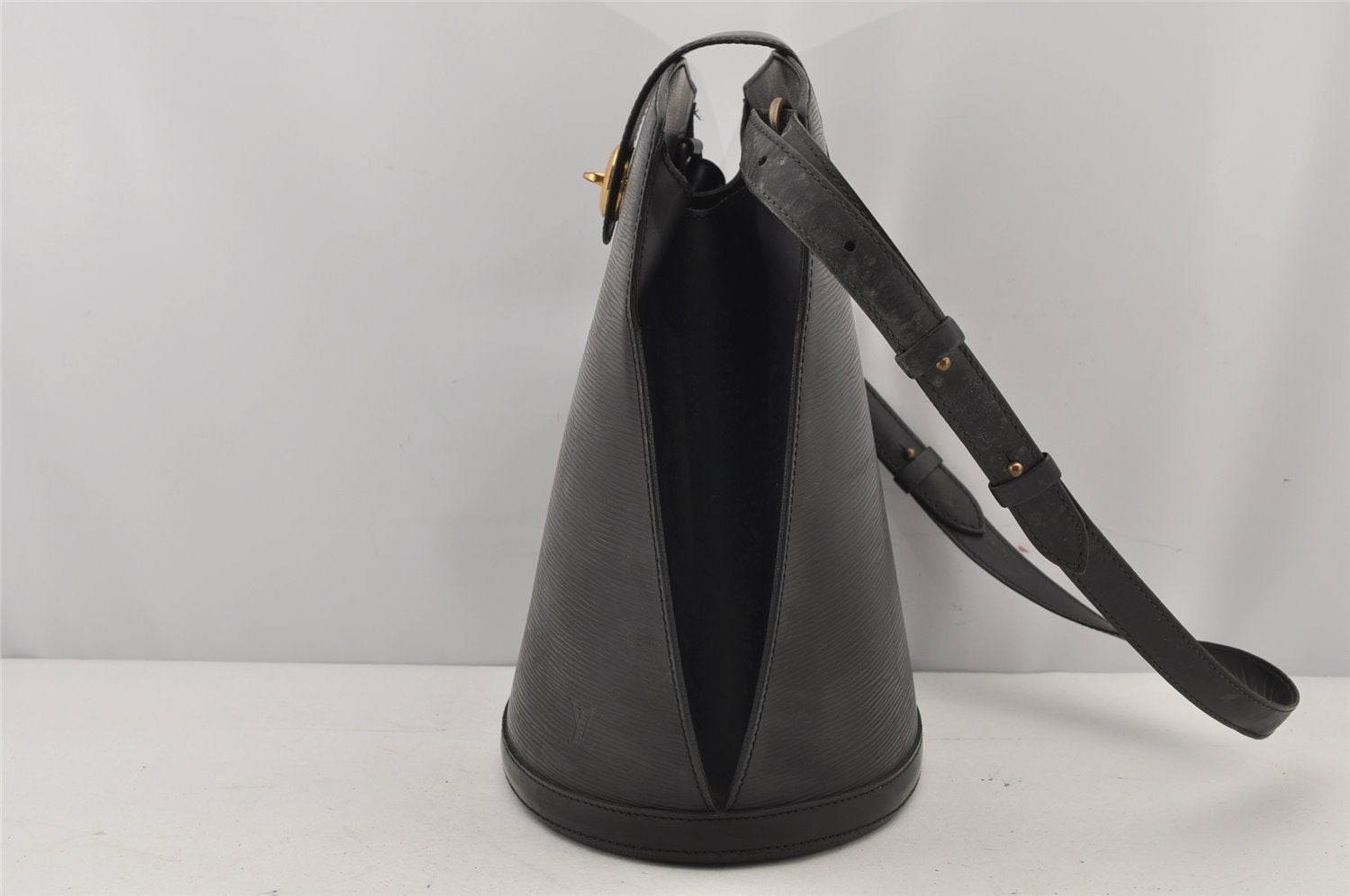 Authentic Louis Vuitton Epi Cluny Shoulder Bag Purse Black M52252 LV 6899J