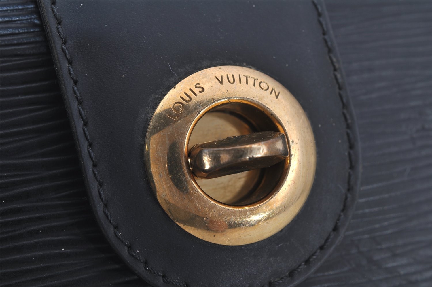 Authentic Louis Vuitton Epi Cluny Shoulder Bag Purse Black M52252 LV 6899J