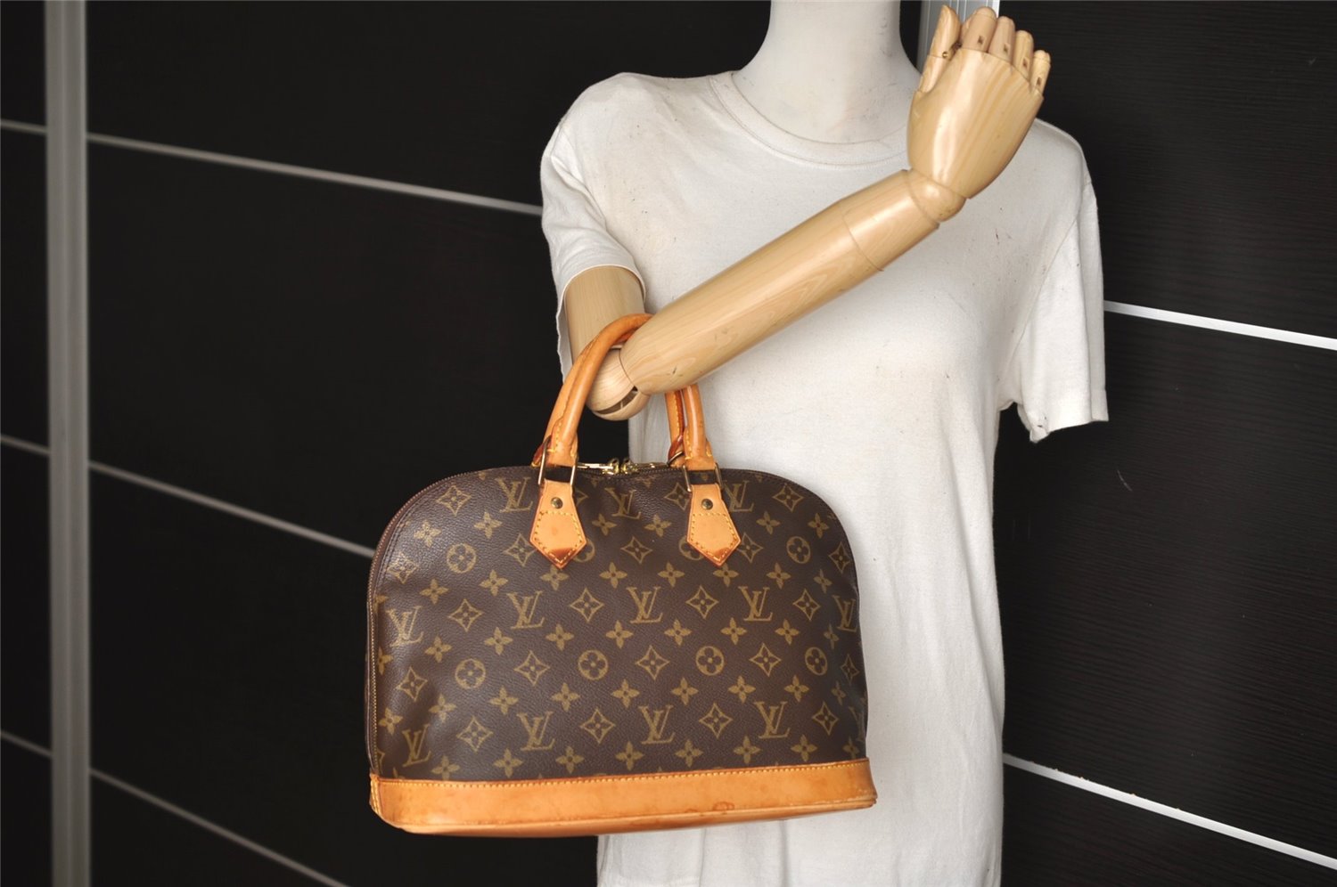 Authentic Louis Vuitton Monogram Alma Hand Bag Purse M51130 LV 6914J