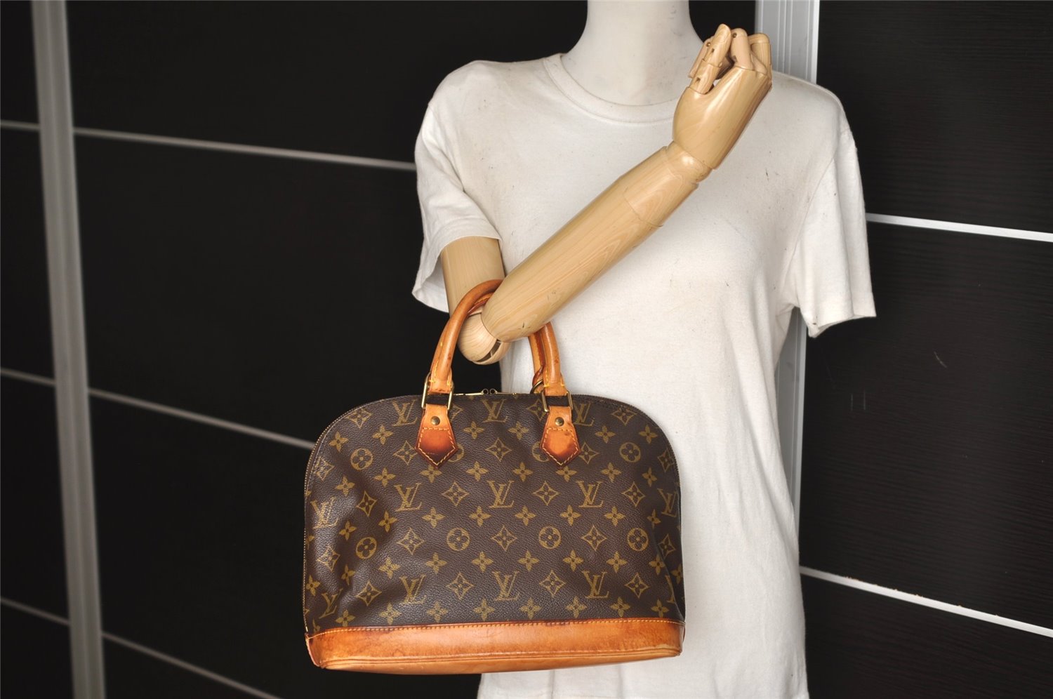 Authentic Louis Vuitton Monogram Alma Hand Bag Purse M51130 LV 6999J