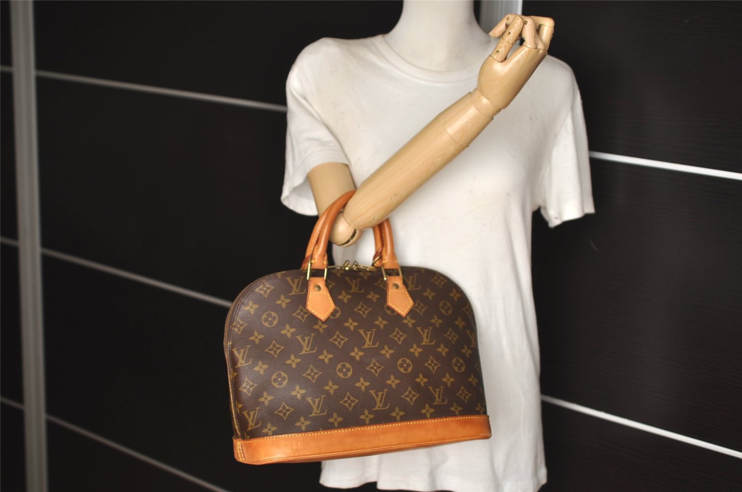 Authentic Louis Vuitton Monogram Alma Hand Bag Purse M51130 LV 7020J