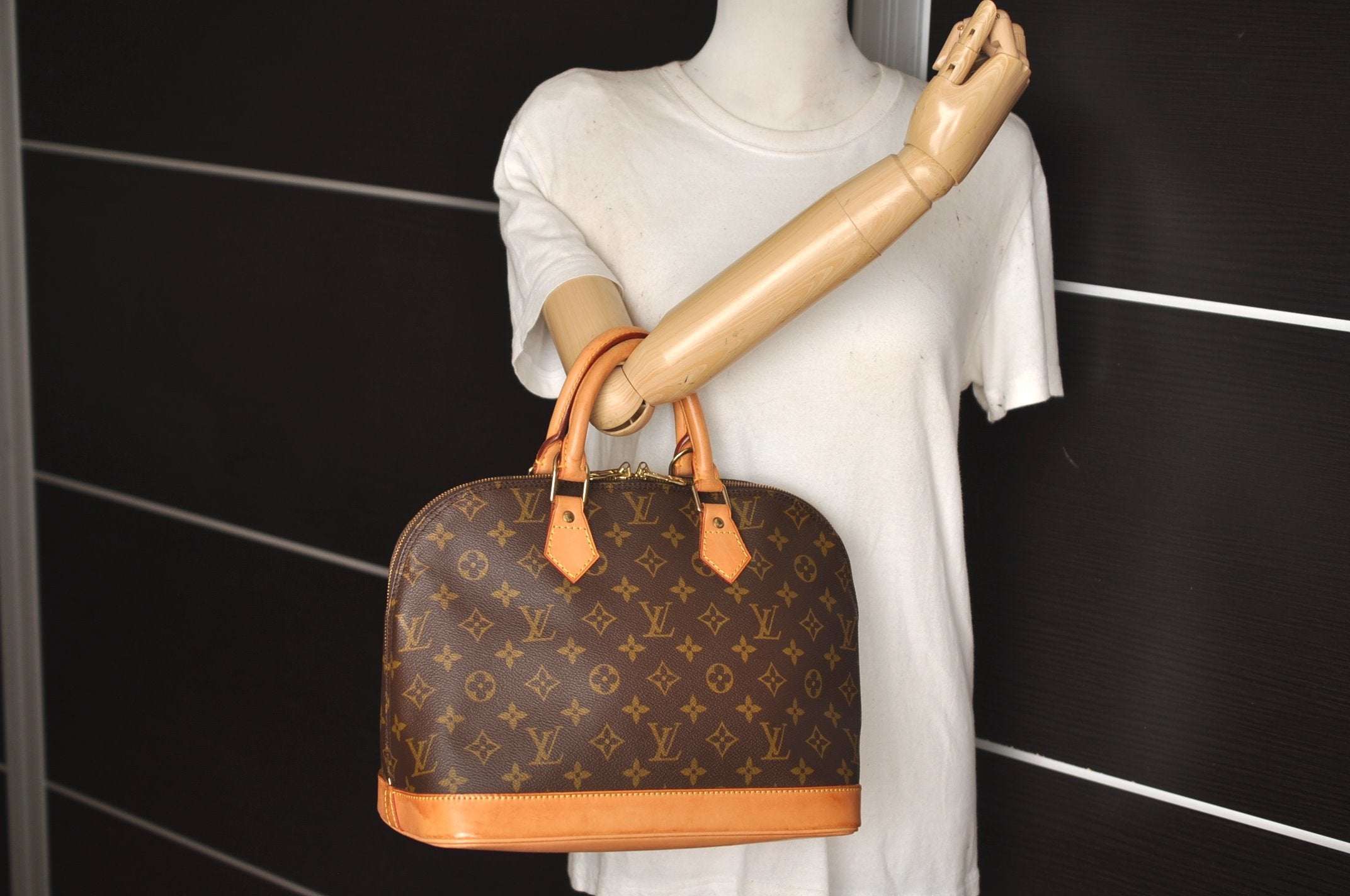 Authentic Louis Vuitton Monogram Alma Hand Bag Purse M51130 LV 7046J