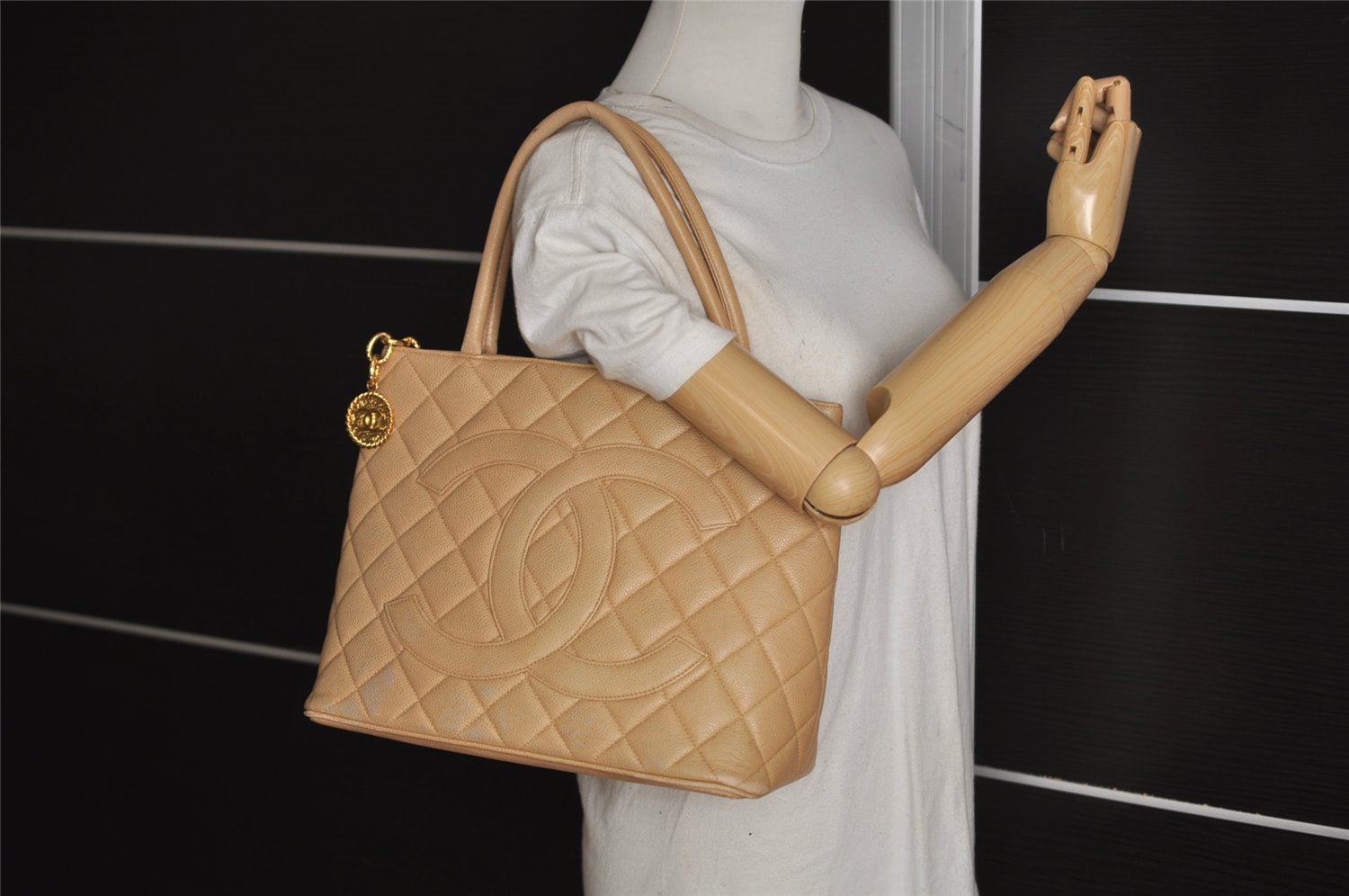 Authentic CHANEL Caviar Skin Medallion CC Logo Shoulder Tote Bag Beige 7074I