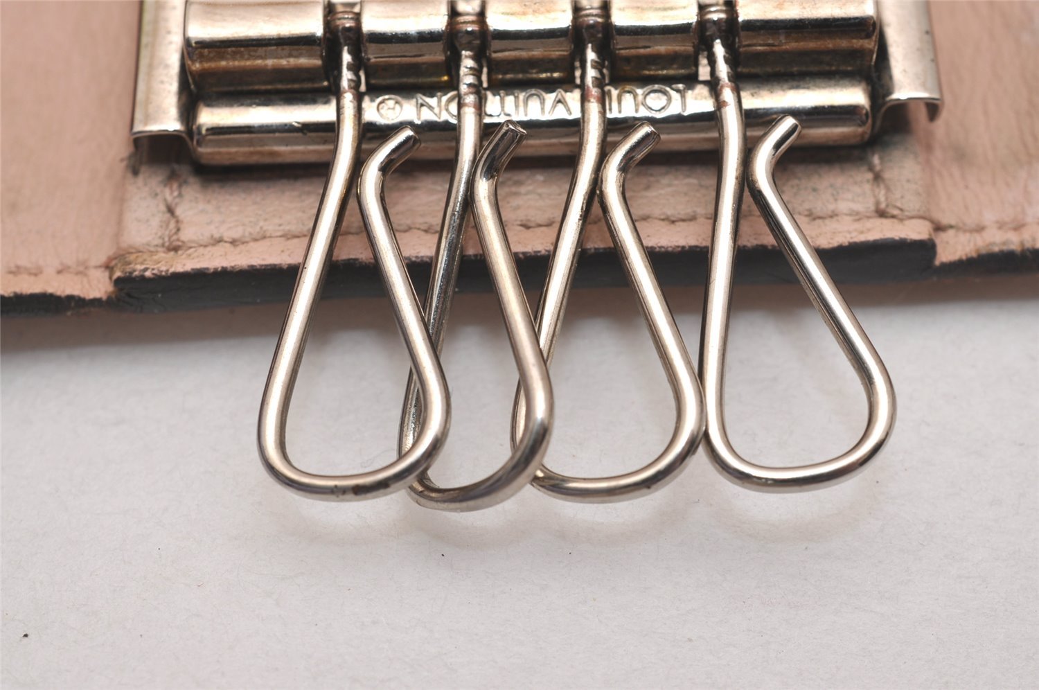 Authentic Louis Vuitton Mahina Multicles 4 Four Hooks Key Case M64056 Pink 7083J