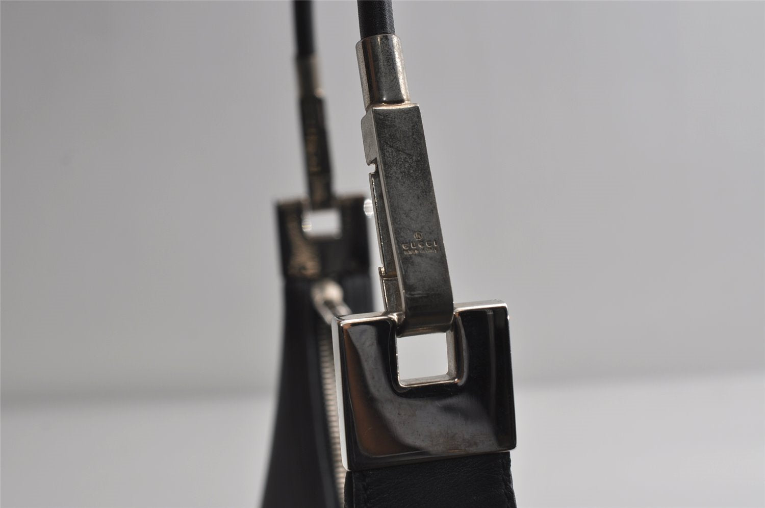 Authentic GUCCI Vintage Shoulder Bag Purse Leather 0013812 Black 7087I